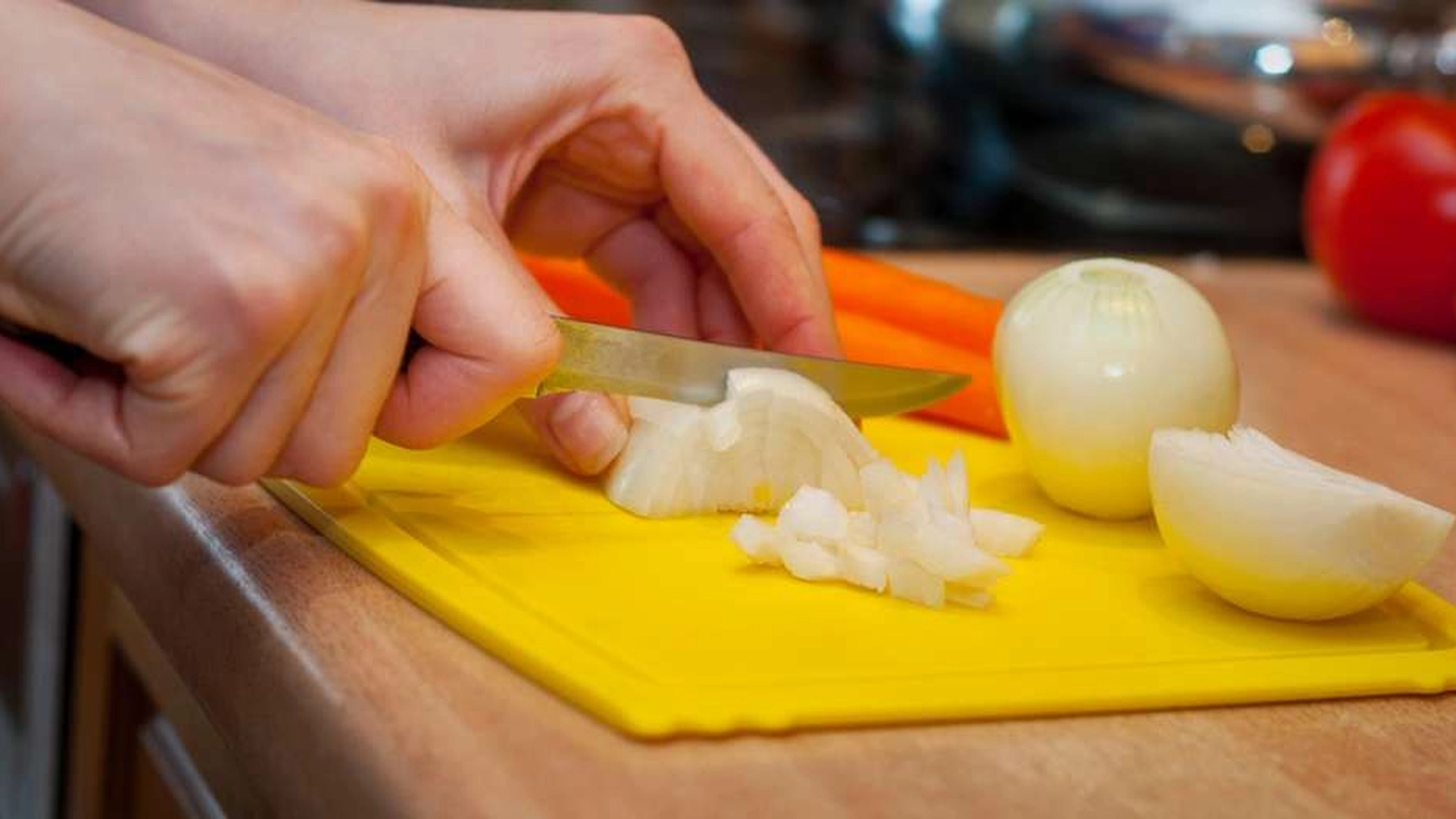 Eksperter gir en advarsel til alle som bruker skjærebrett i plast