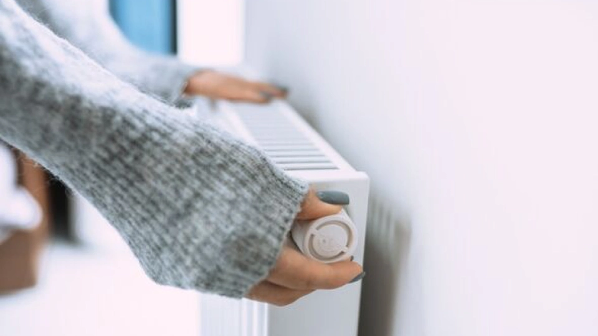 Kvinne avslører billig tips for å kutte varmeregningen og få hjemmet til å føles «som en ørken»