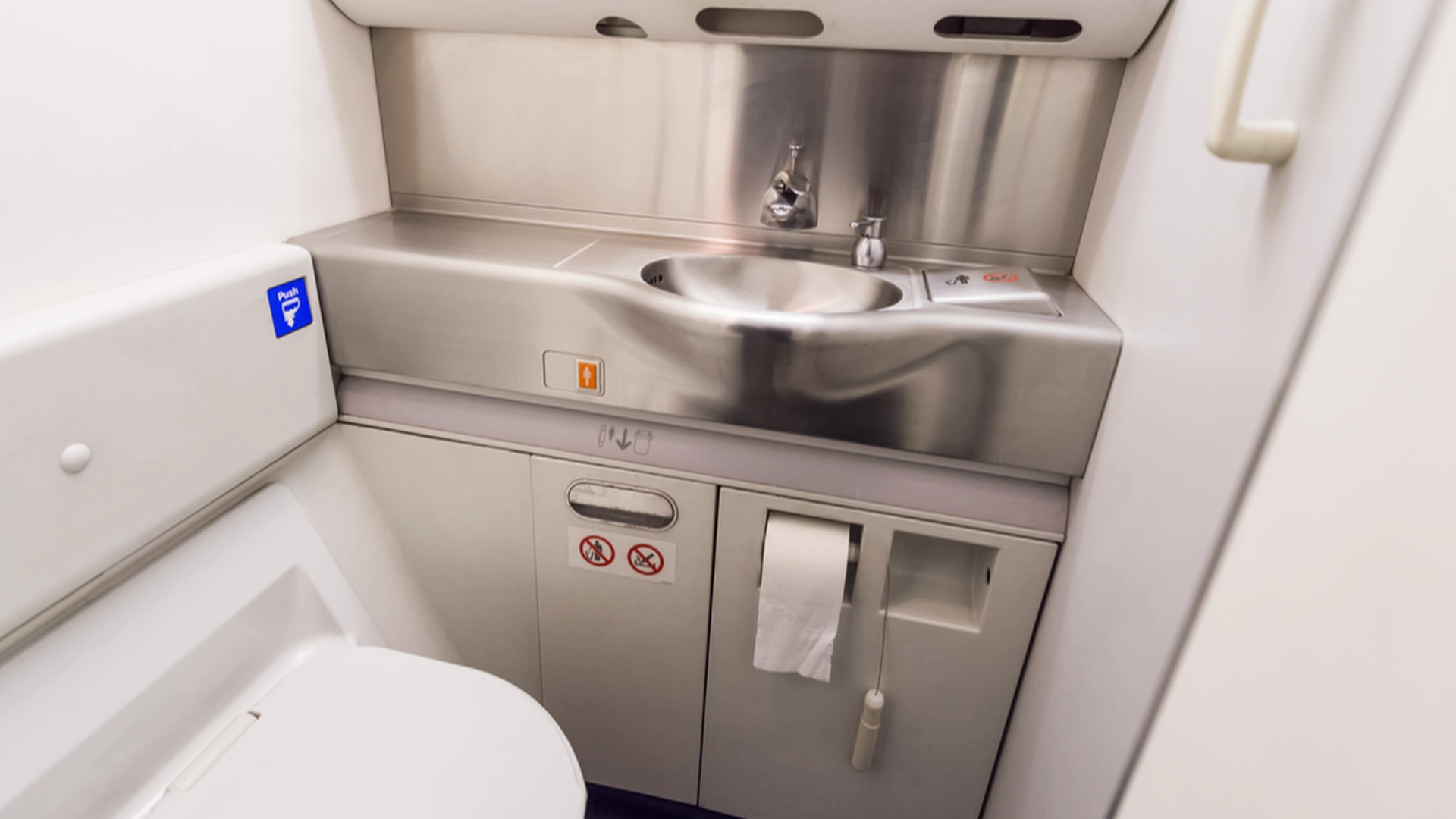 Dette skjer med «restene» dine når du skyller ut på flytoalett