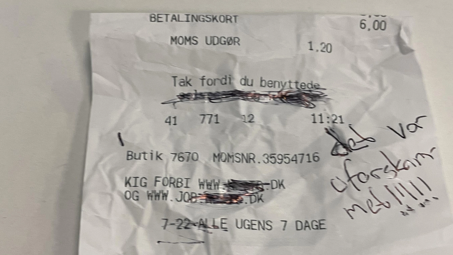 Servitrisen ser kunden skrive en melding på regningen: Når hun leser den får hun frysninger nedover ryggen