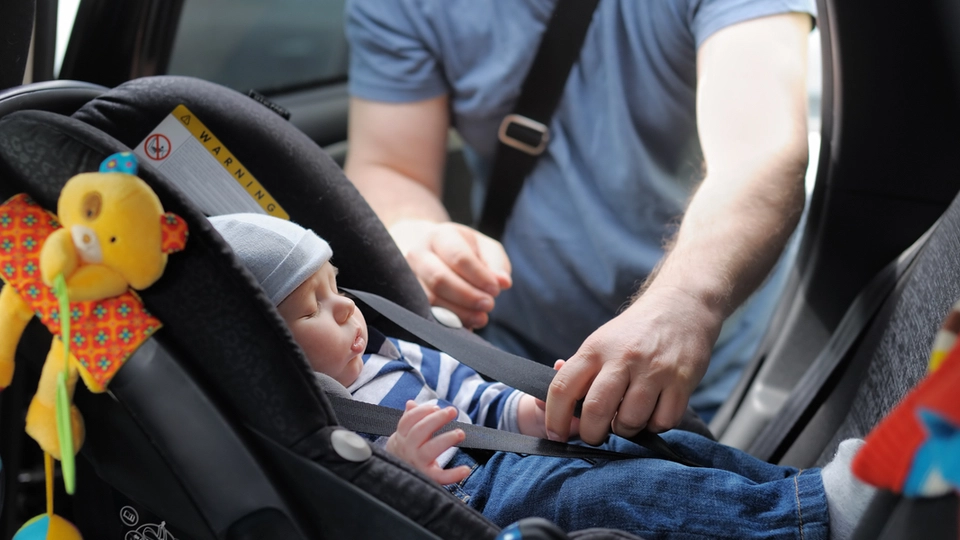 Foreldre fortsetter å gjøre den samme feilen med barn i bilen: Øker risikoen for alvorlige skader
