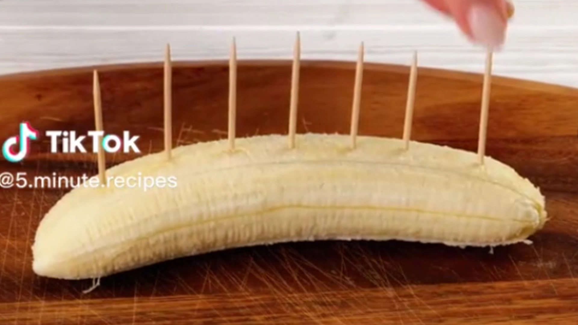 Hun stikker tannpirkere inn i en banan: Resultatet er utrolig deilig