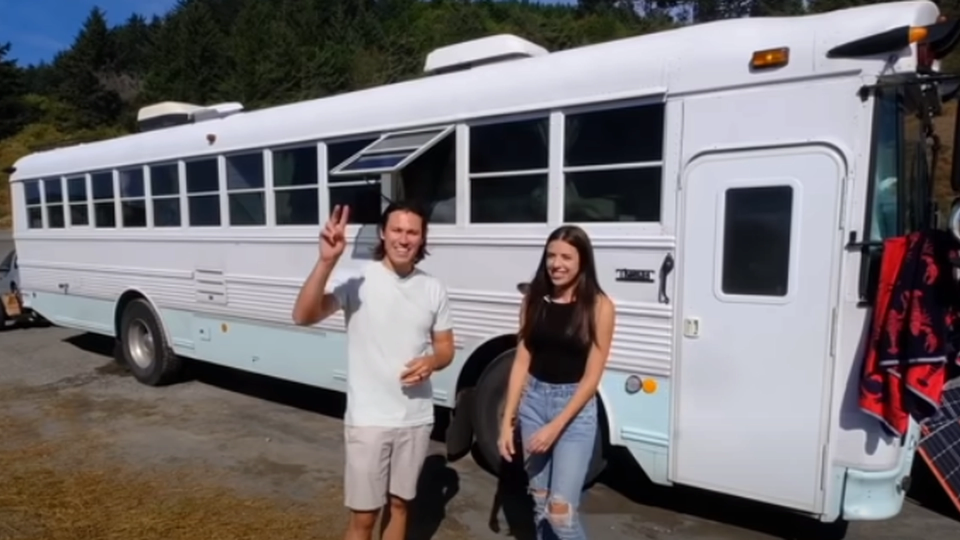 Par har bygget om en vanlig buss til et hjem – bare vent til du ser den fra innsiden