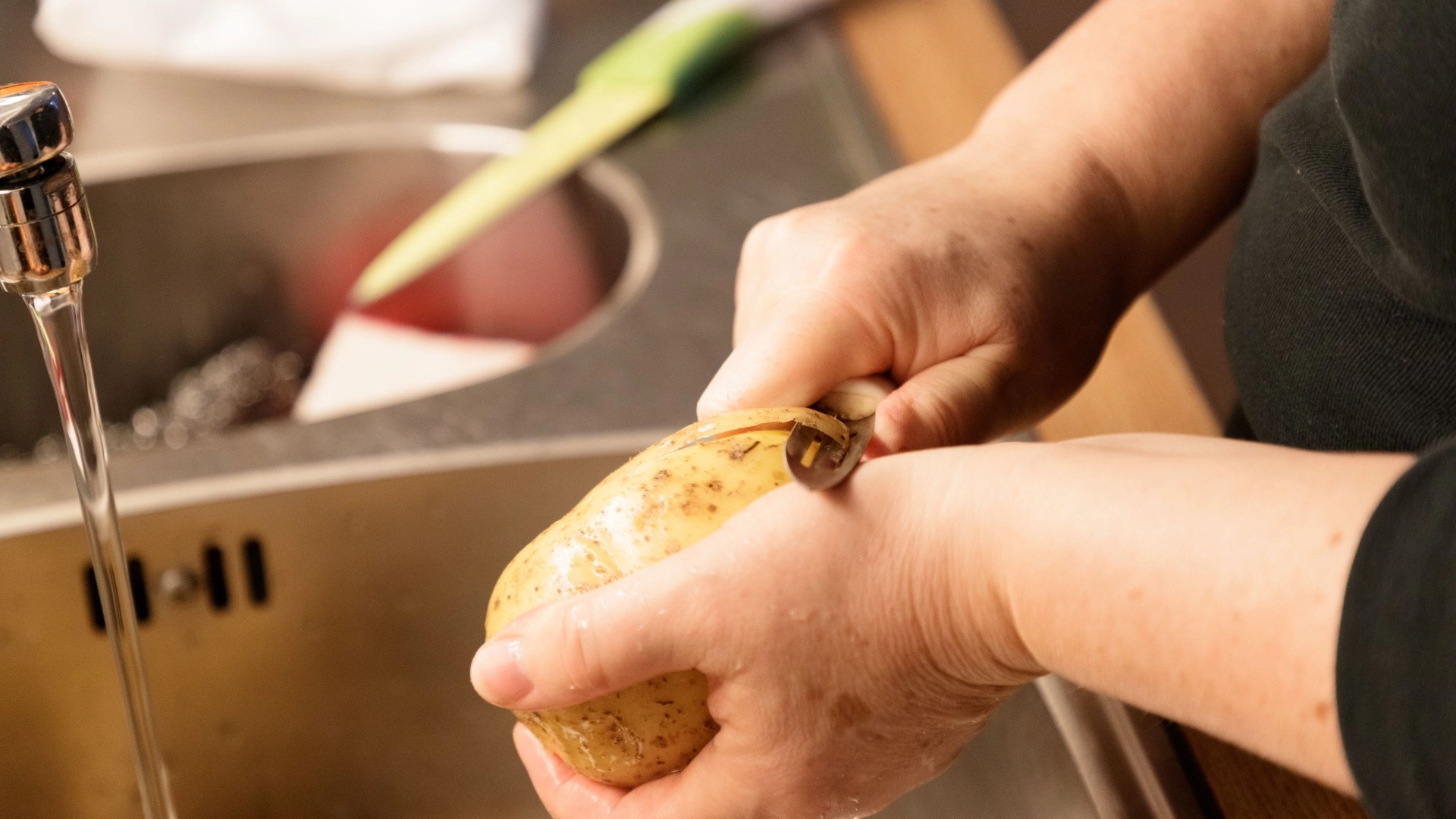 Skjær en potet i to og gni den på hendene: Du vil løse et uutholdelig problem