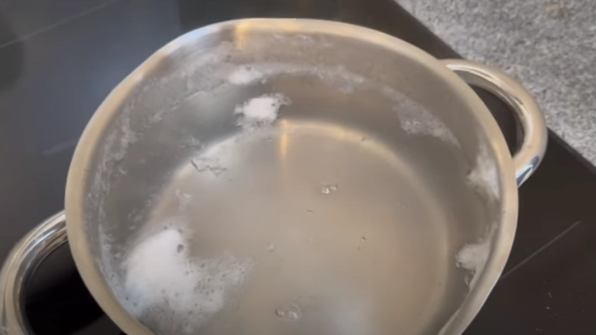Nesten alle heller det i vasken: Det er gull verdt for plantene dine