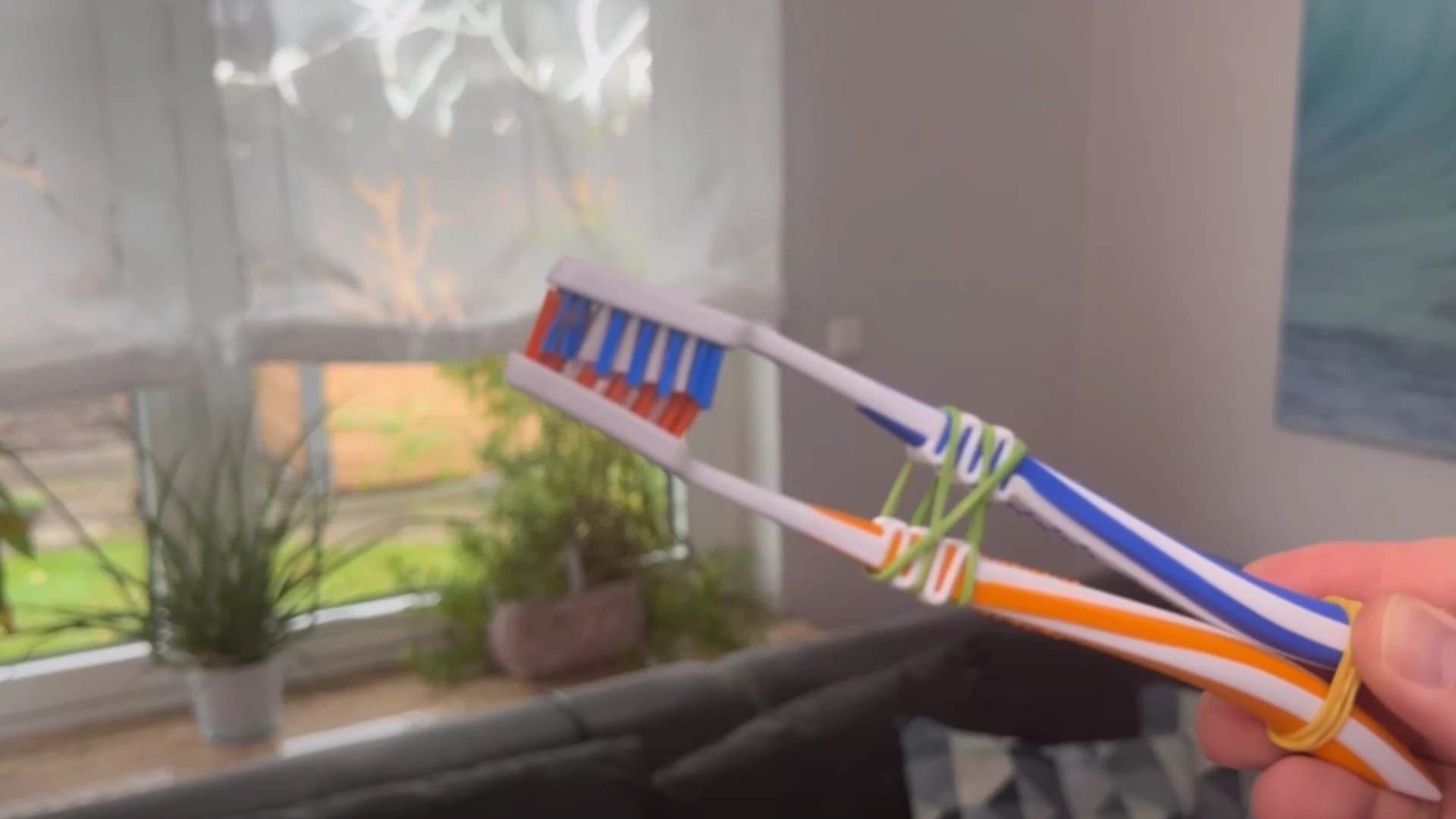 Han knytter to tannbørster sammen: Bare vent til du ser hvorfor