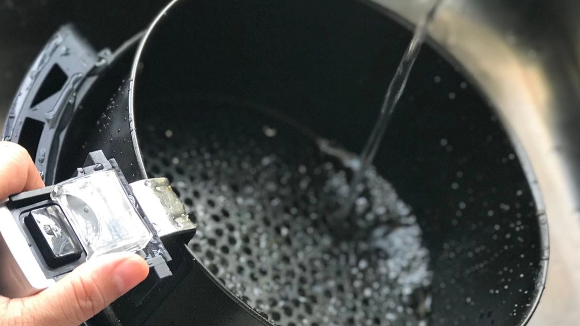 Slik rengjør du airfryeren til perfeksjon uten å løfte en finger