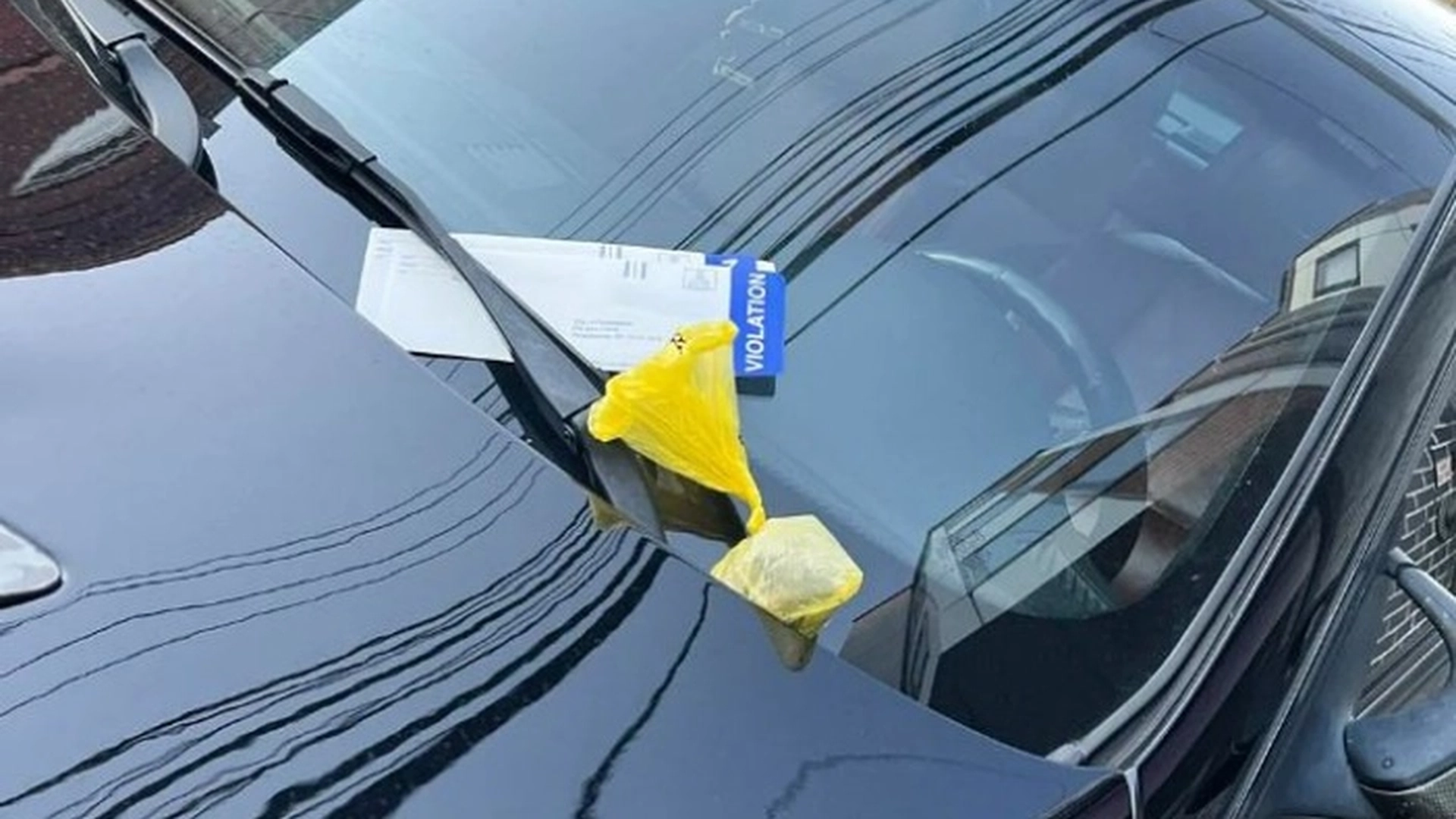 BMW-eier parkerer ulovlig og får bot: Kan du gjette hva som er i den lille gule posen?