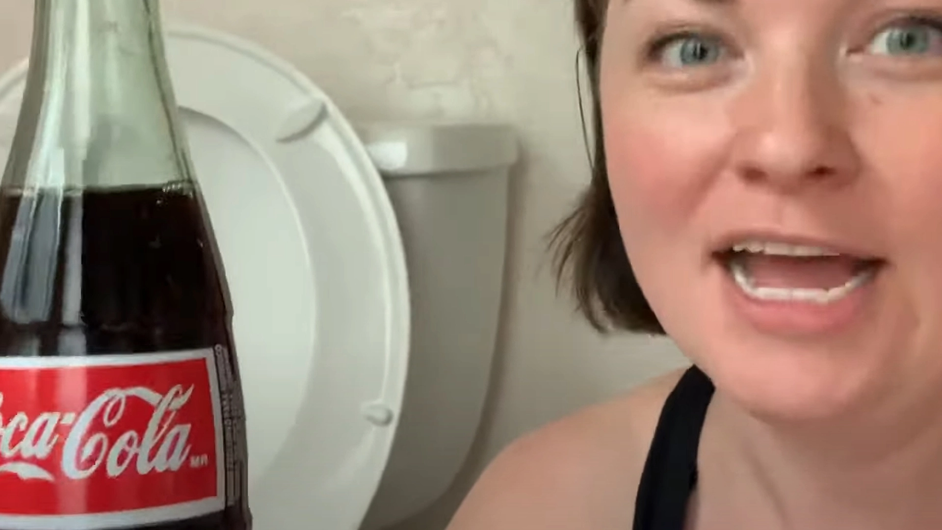 Hun tømmer en Coca-Cola flaske i toalettet: resultatet er overraskende