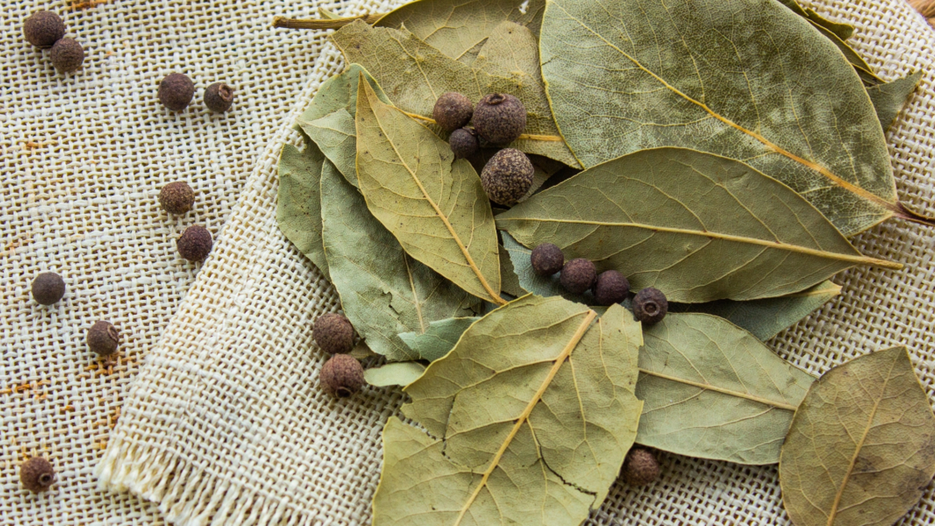 Bruk laurbærblad for å fjerne flekker på huden naturlig