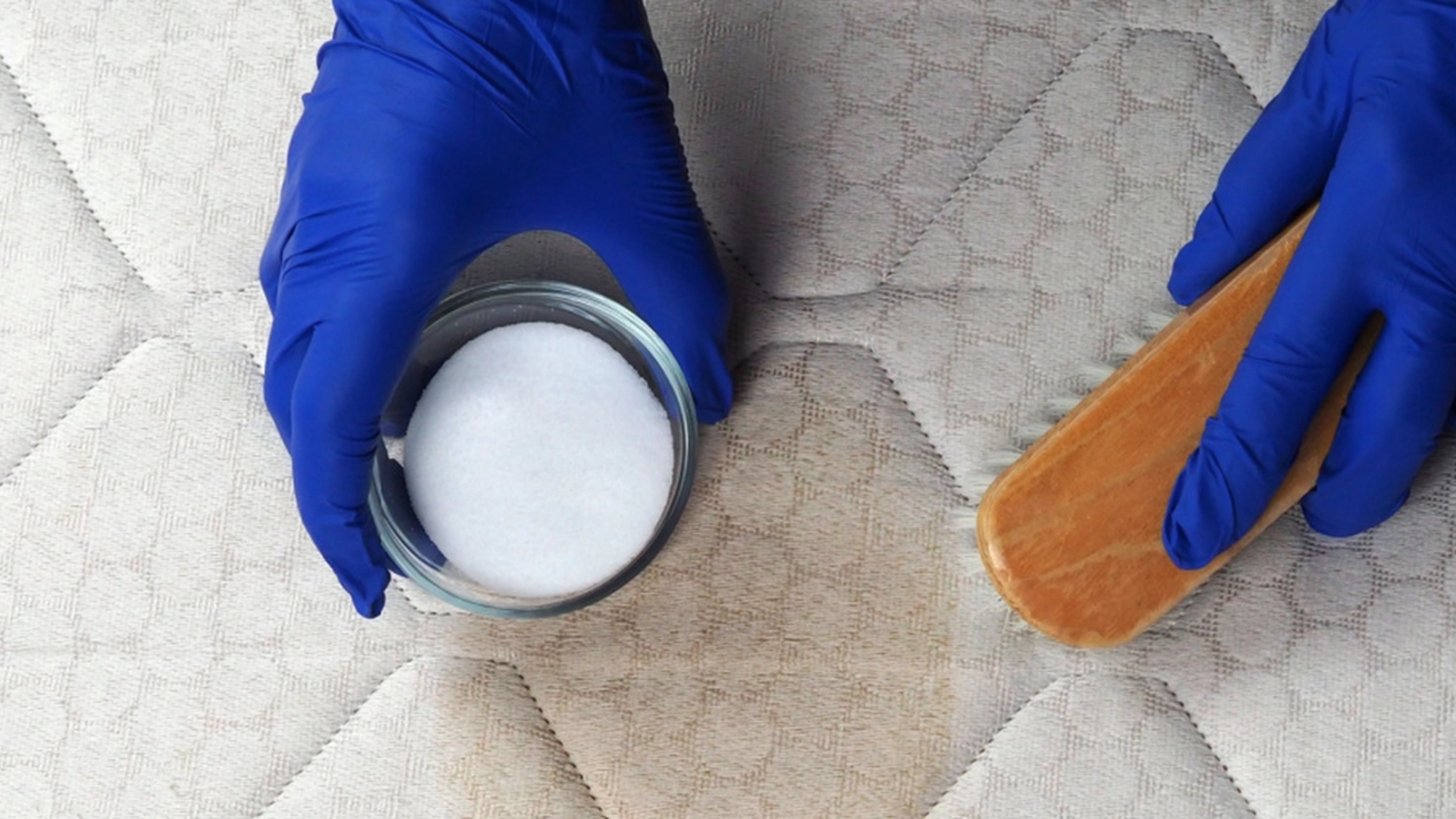 Gammelt rensetriks: Slik får du madrassen hvit igjen