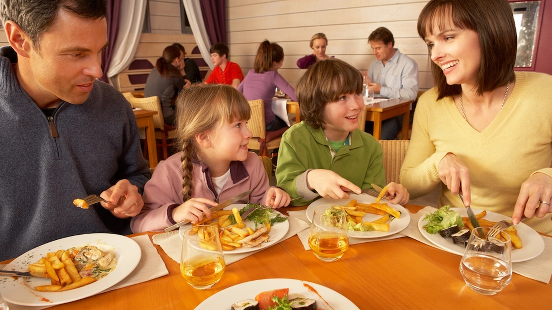Restauranten introduserer ny avgift: Er det over linjen eller helt rettferdig?