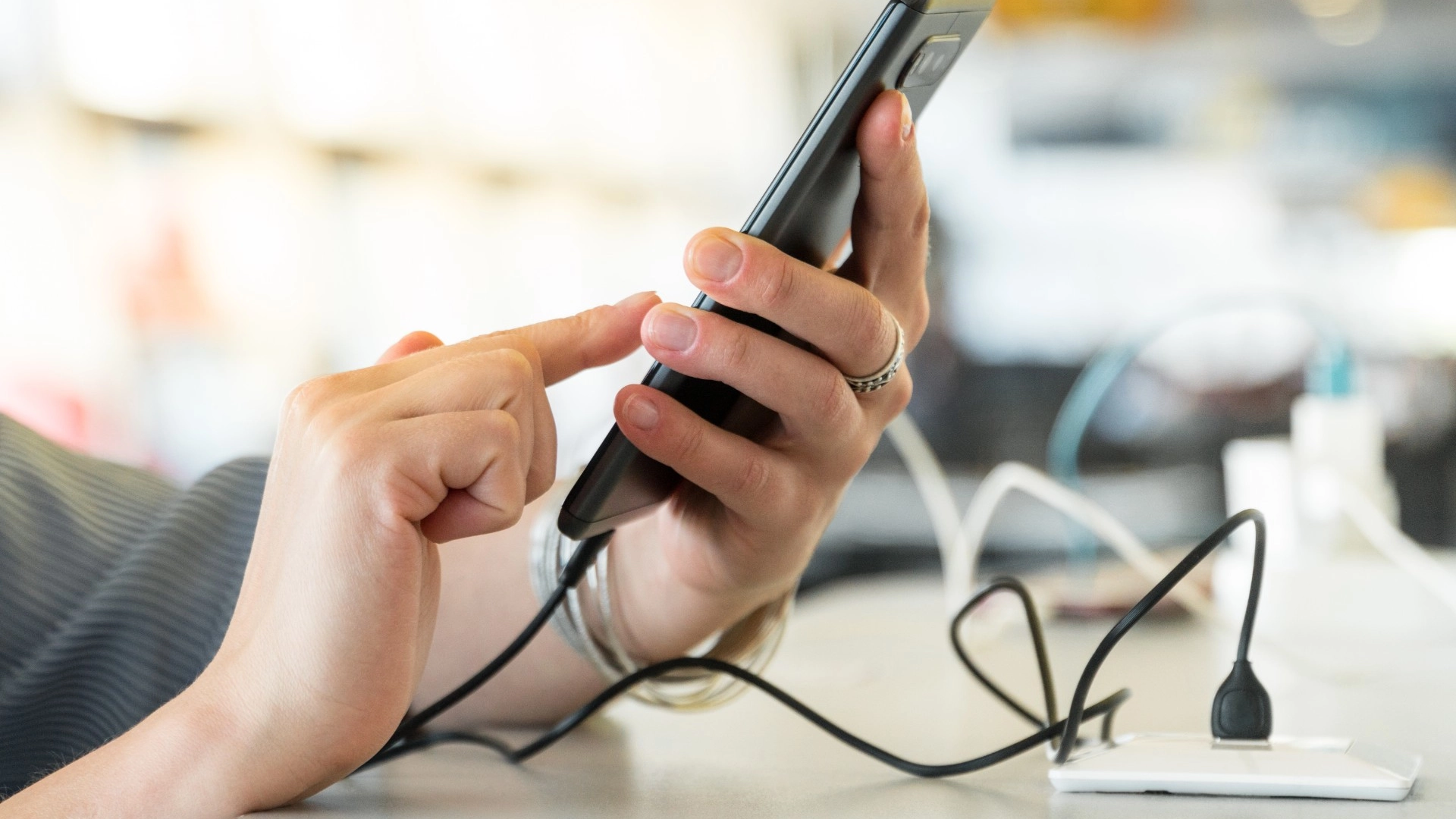 Mange gjør denne feilen med smarttelefonen sin: Men det ødelegger batteriet