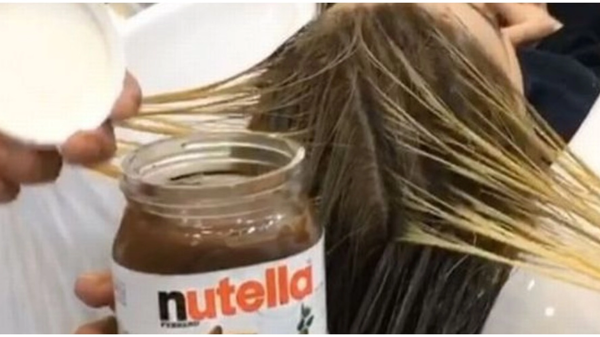 Frisør farger kvinnens hår med Nutella: Når hun ser resultatet, tror hun ikke sine egne øyne