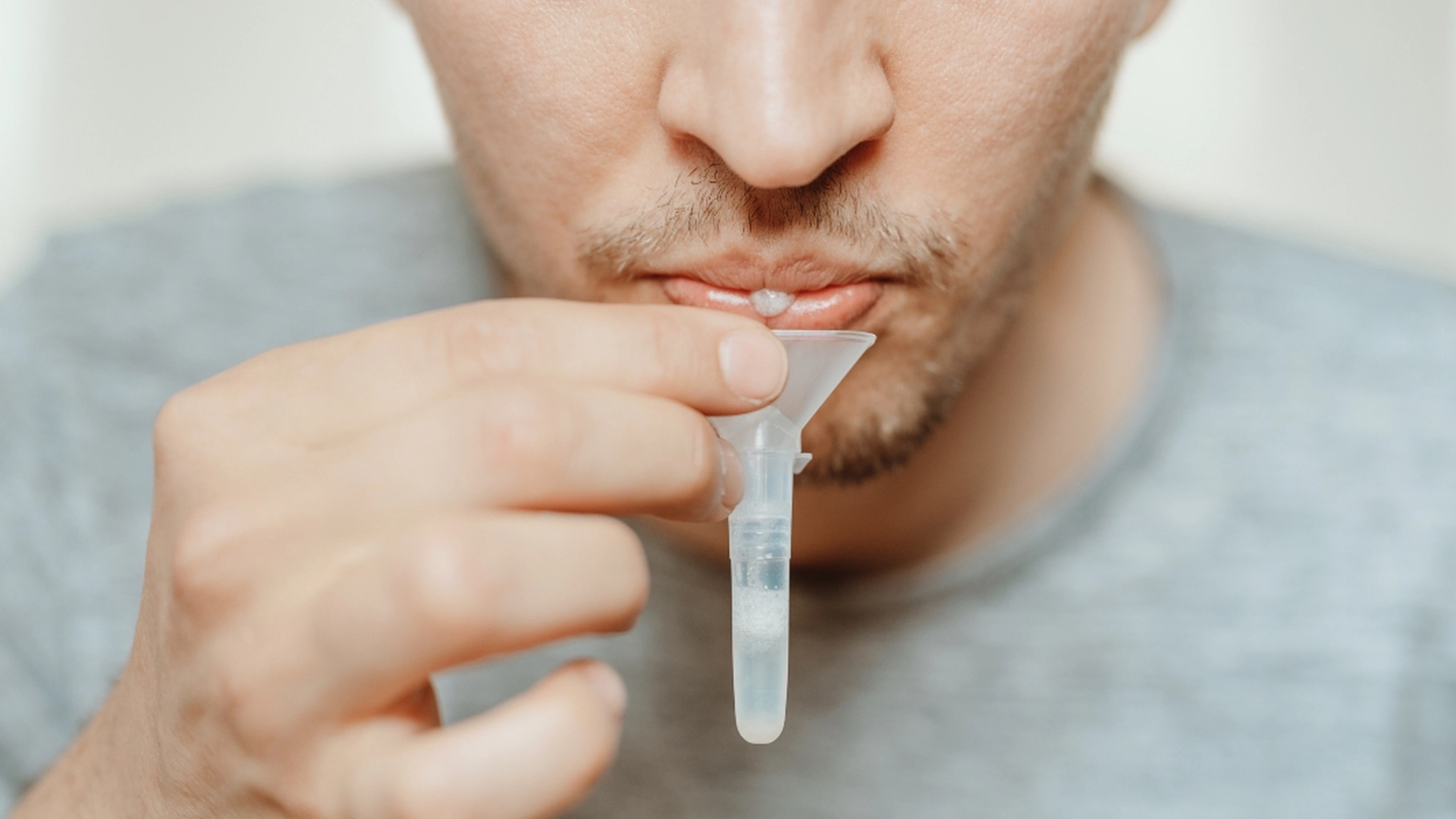 «DNA-testen avslørte at et av barna mine ikke er biologisk i slekt med meg, men til min venn,» sier faren