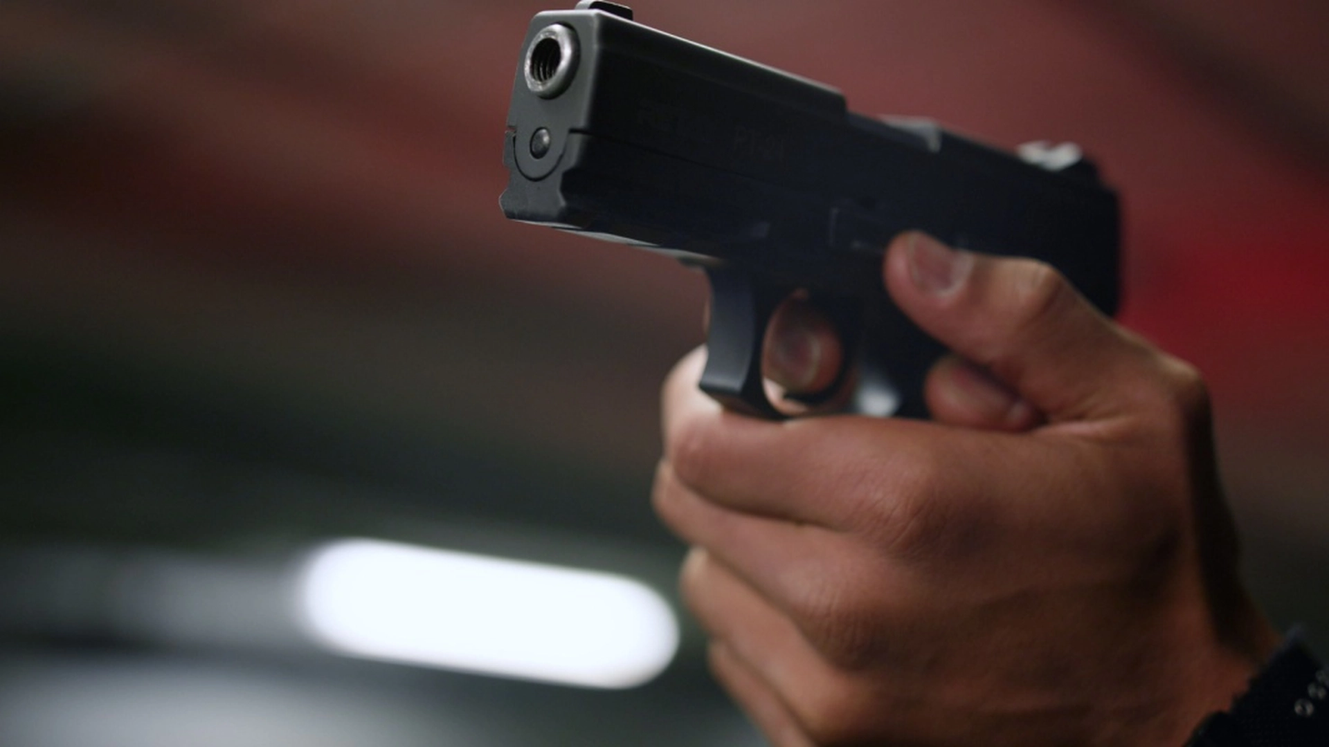 Offiser dømt til fengsel for å ha rettet en ladd pistol mot kollega: Årsaken vil få deg til å riste på hodet