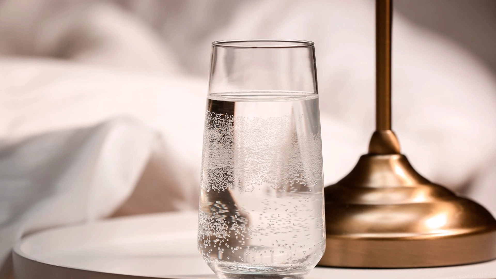 Her er grunnen til at du bør drikke et glass vann rett når du våkner
