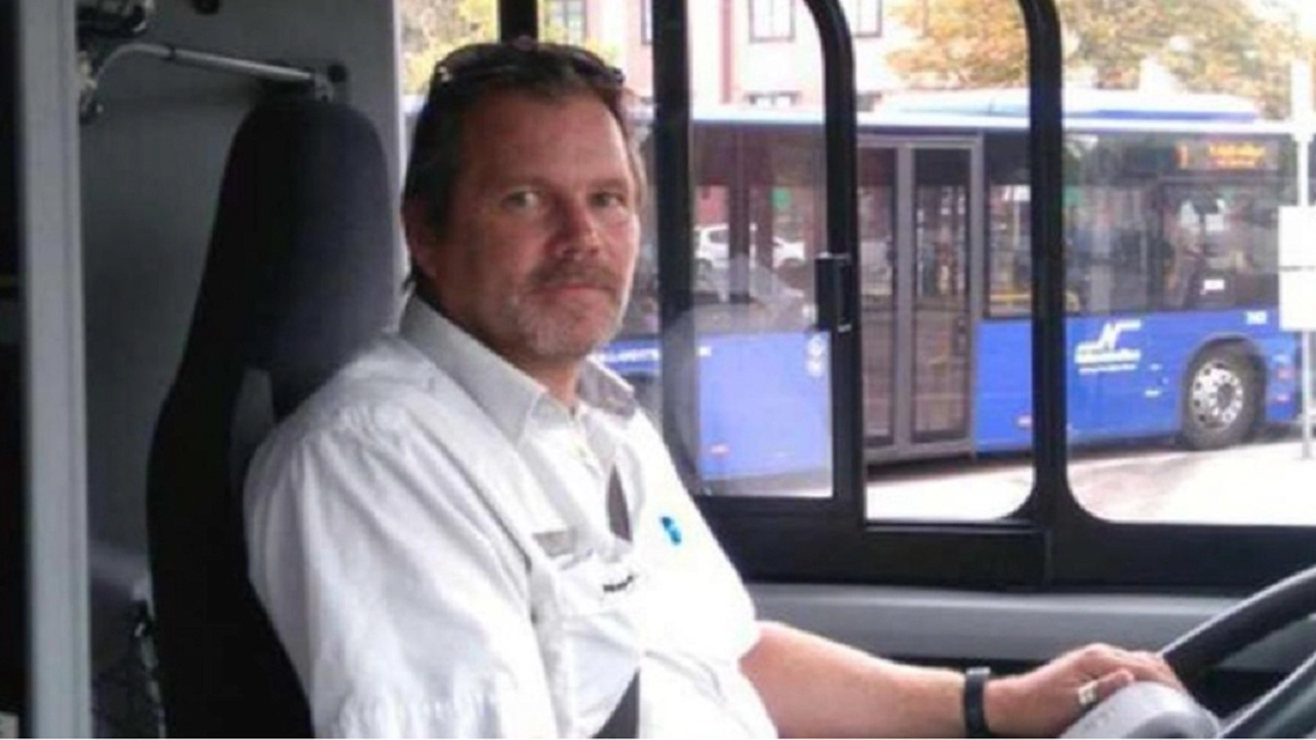 Bussjåføren ser noe i bakspeilet – som får til å tråkke hardt på bremsen