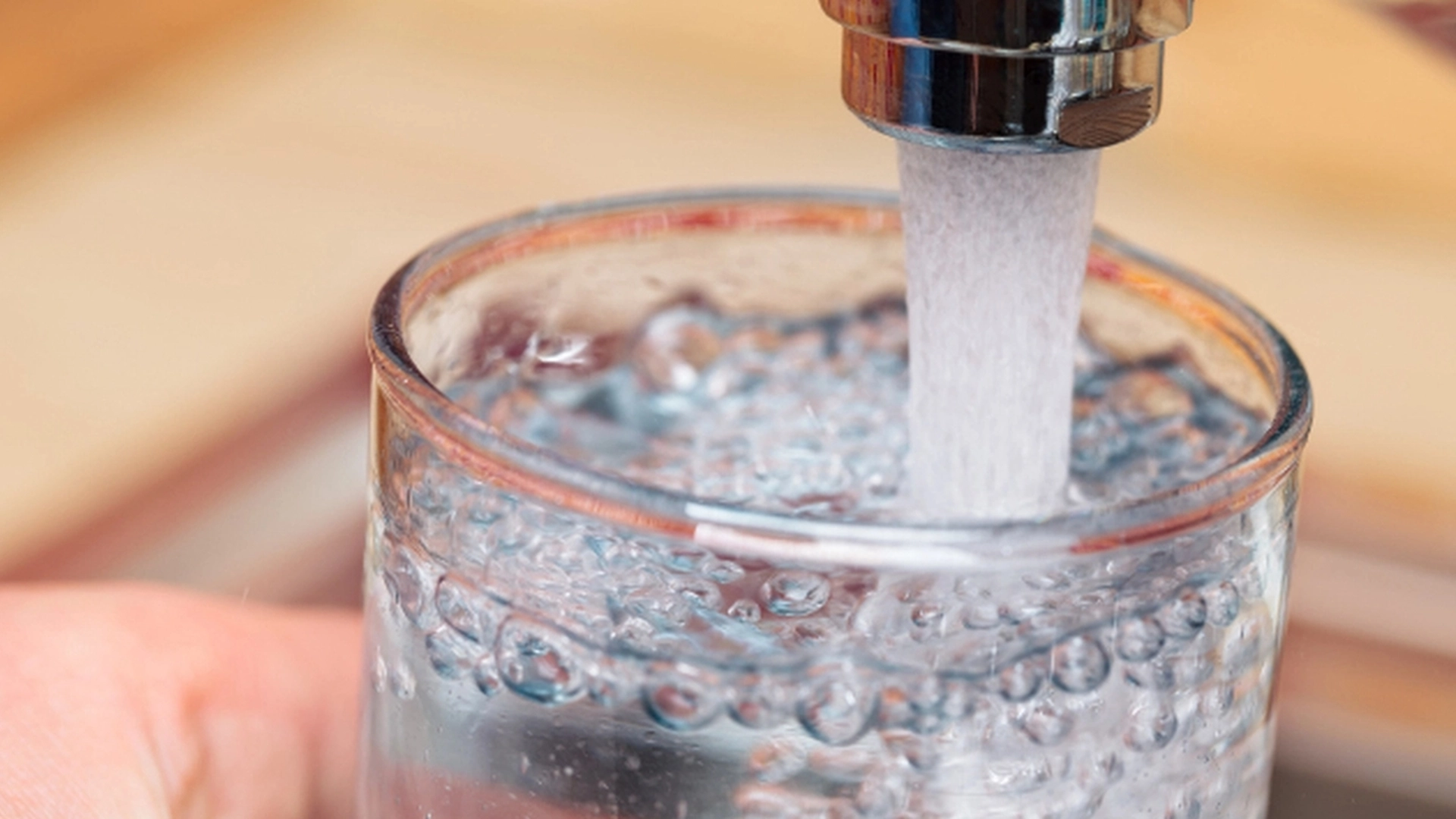 Eksperter avkrefter myten: Du trenger ikke å drikke 2-2,5 liter vann daglig