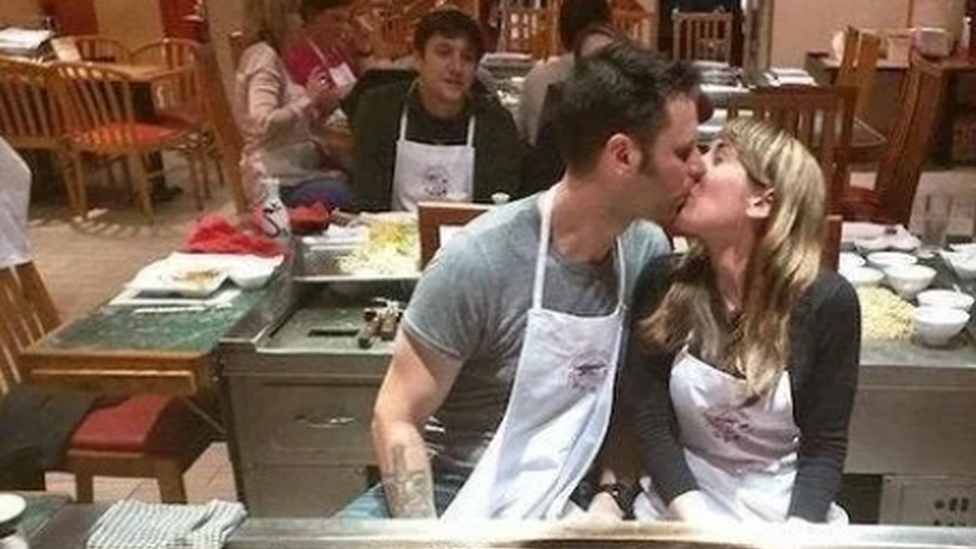Paret tok et forlovelsesbilde på en restaurant – men de burde nok ha tenkt på det først