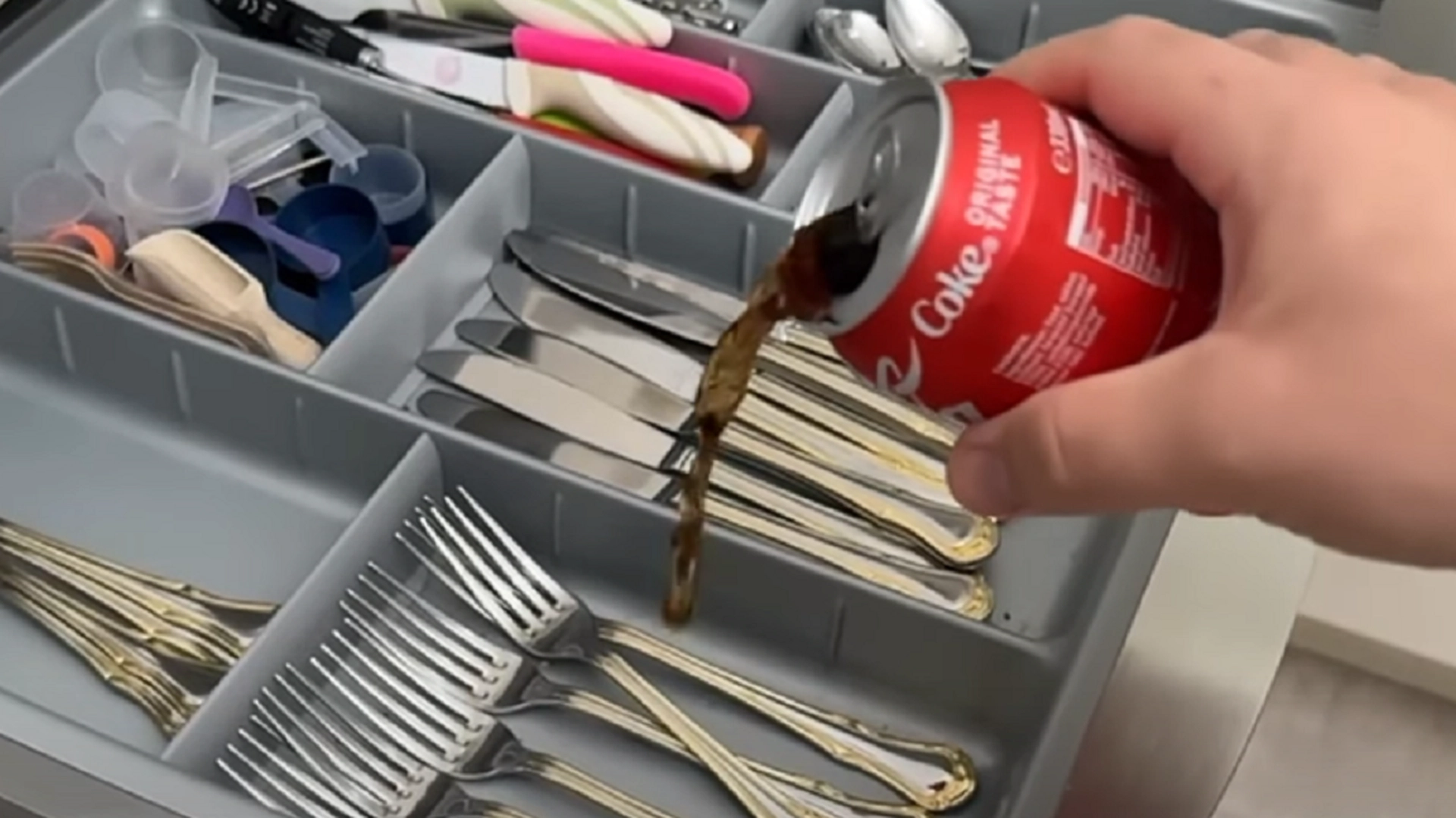 5 geniale rengjøringstips med cola: Du blir overrasket når du ser nummer 4