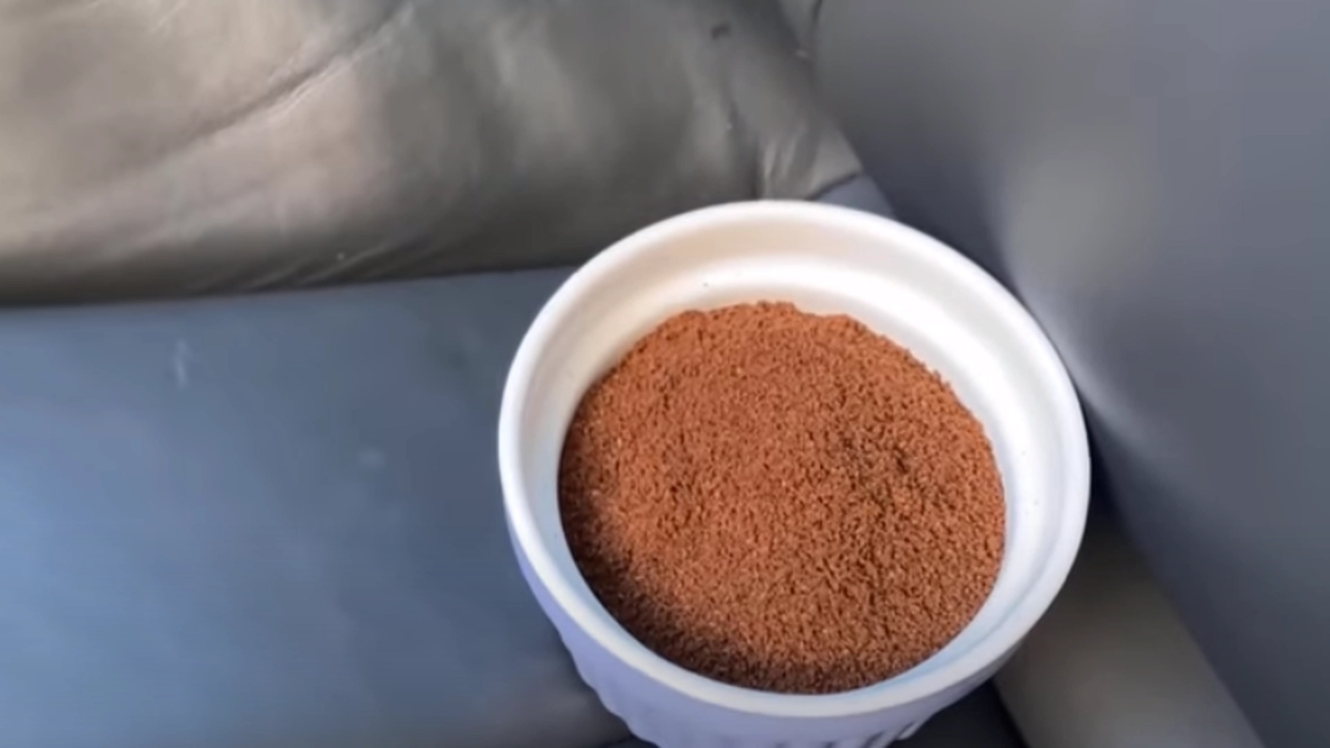 Han setter en bolle med kaffepulver i bilen: Når du finner ut hvorfor, vil du gjøre det samme