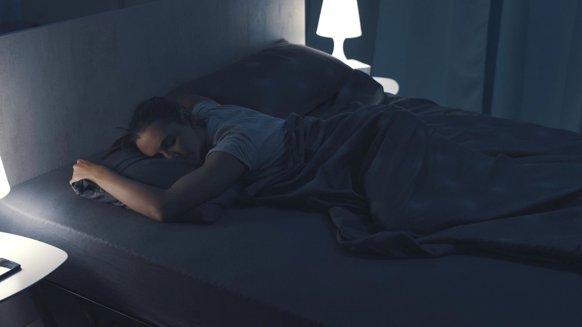 Dette er hva som skjer med kroppen din når du sover på magen