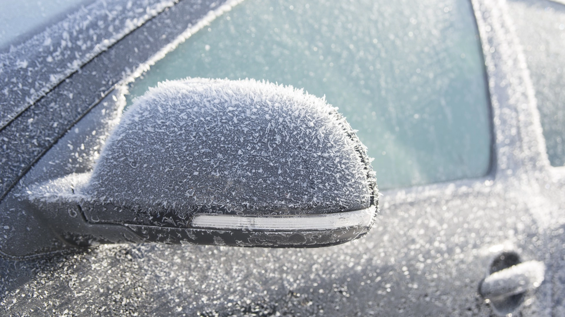 Sjokkerende få nordmenn vet det: Genialt triks fjerner frost fra bilen på et blunk