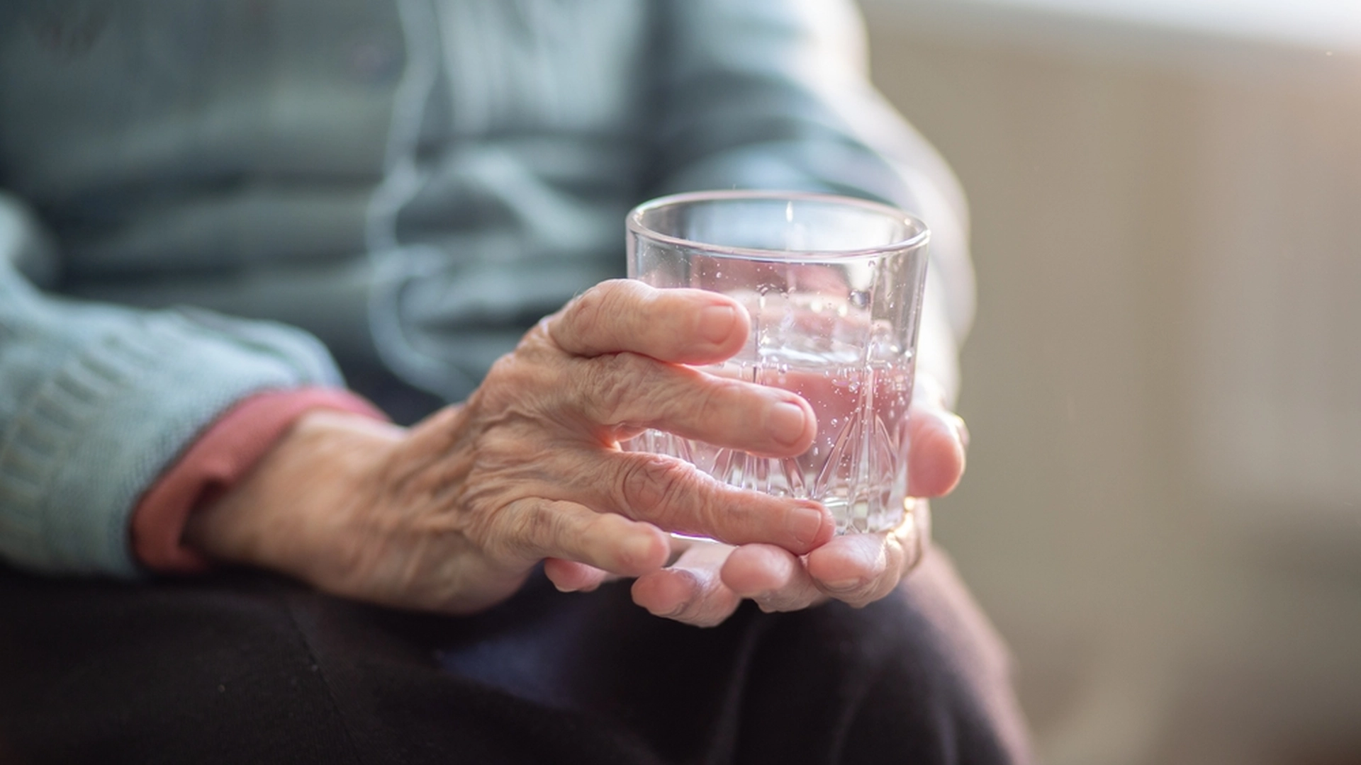 Tallet varierer med alderen: Så mye vann bør personer over 55 år drikke hver dag