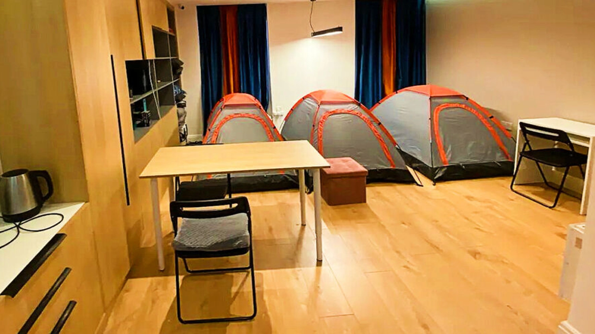 Airbnb-utleie går viralt: Nesten 1000kr per natt for å sove i telt i en fremmeds leilighet