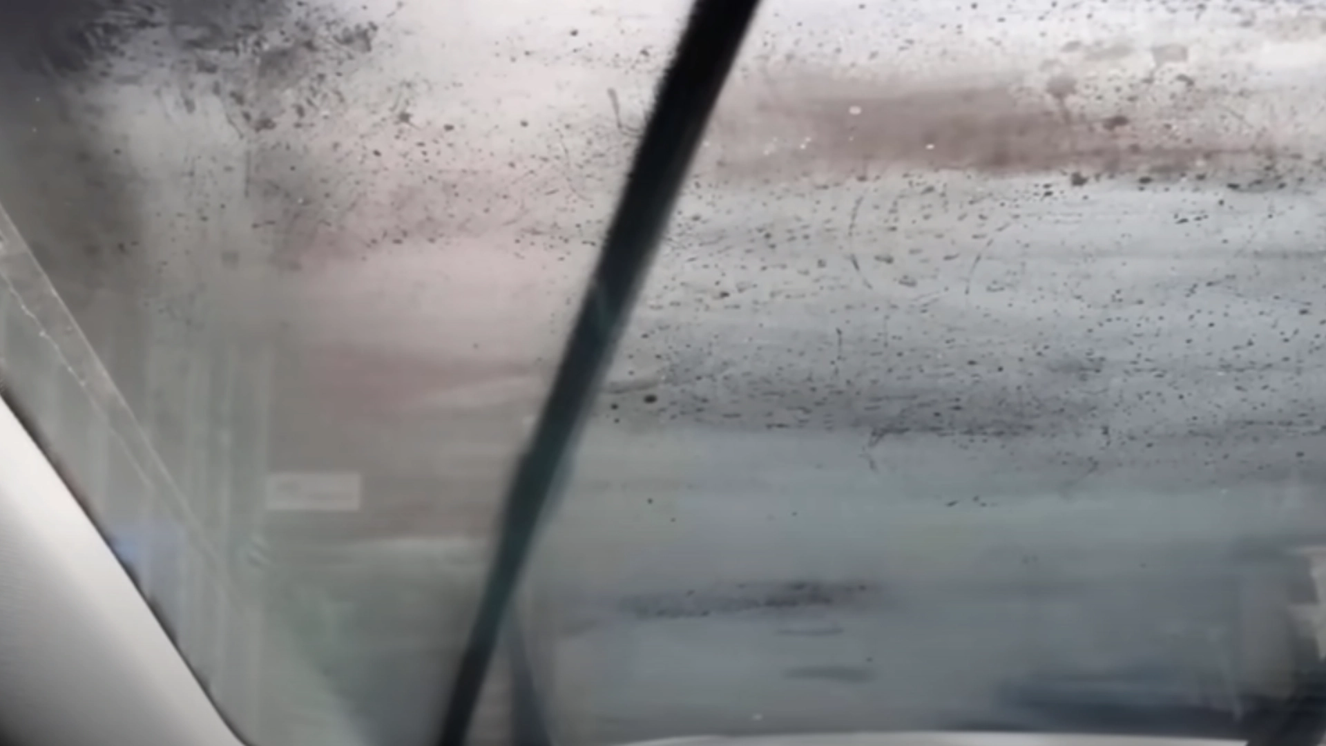 Prøv dette trikset på bilvinduene: Slik unngår du dugg effektivt