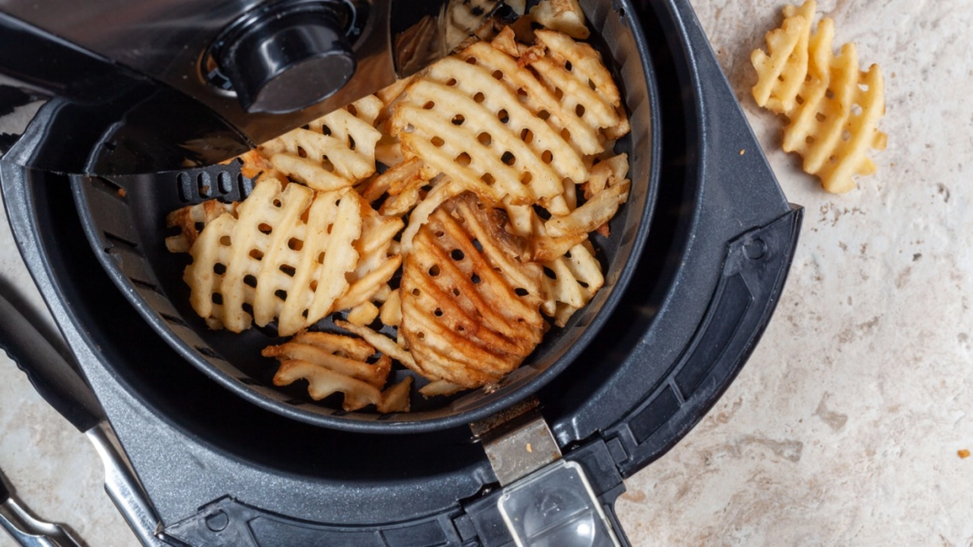 Airfryer-ekspert deler et enkelt triks: Slik unngår du slapt kjøtt og bløte grønnsaker