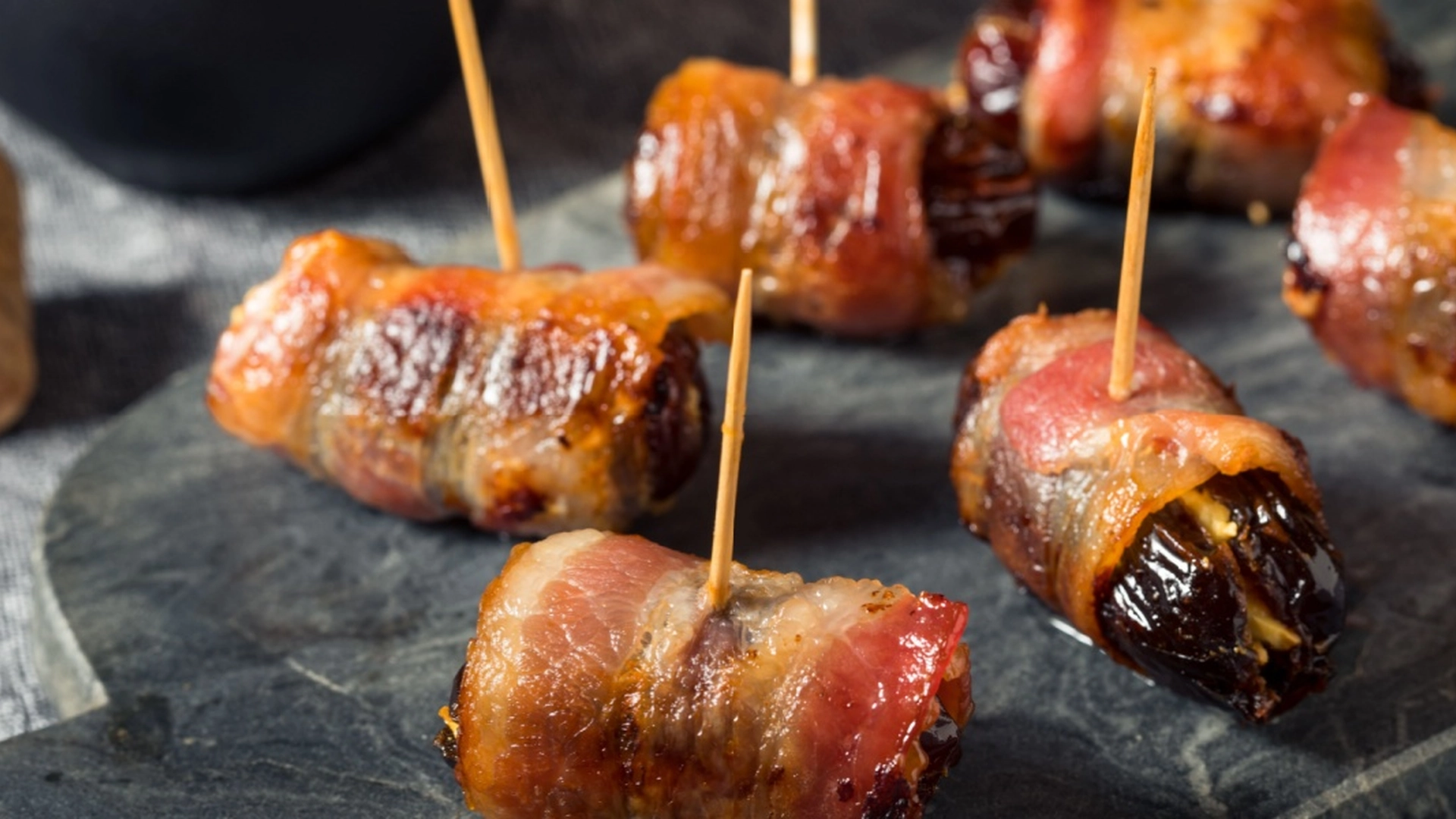 En spansk klassiker i airfryeren: Saftige dadler med sprøtt bacon