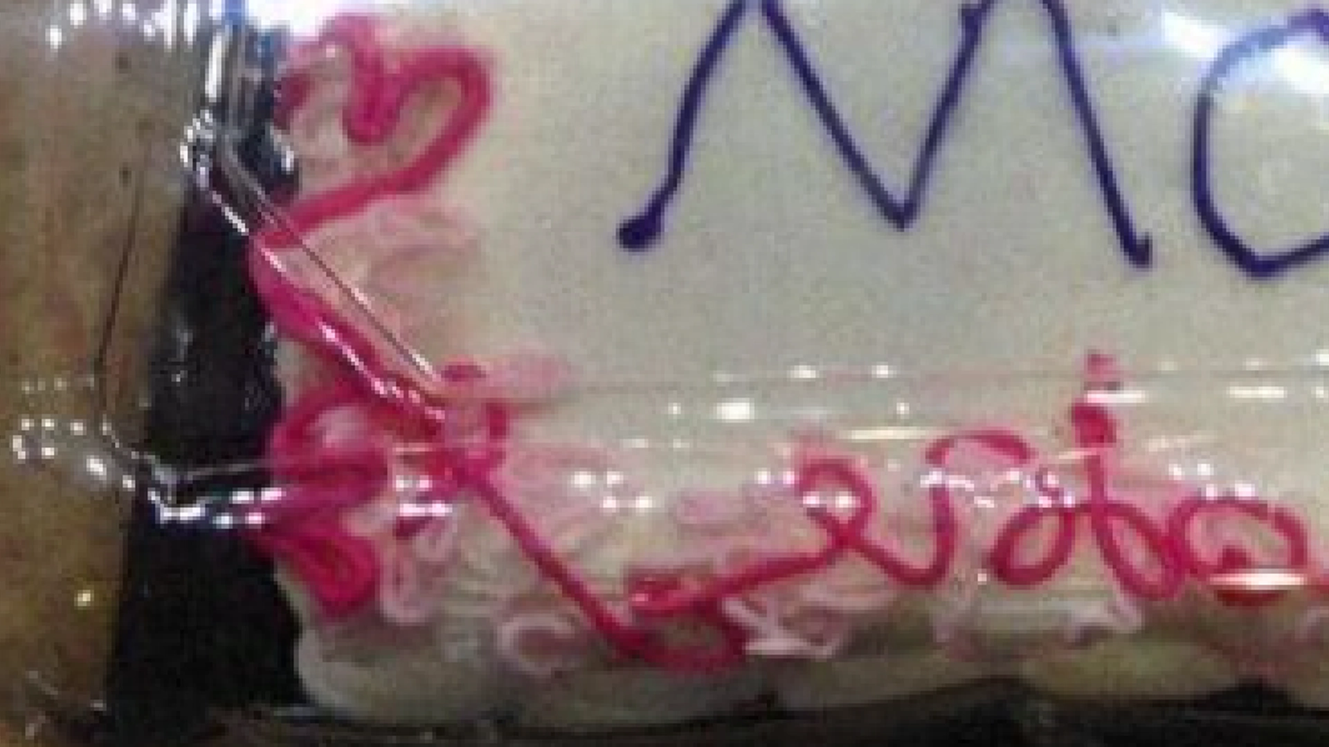 Lisa fikk bursdagskake med ‘stygg’ skrift – men kommentaren fra bakeren får folk til å gråte