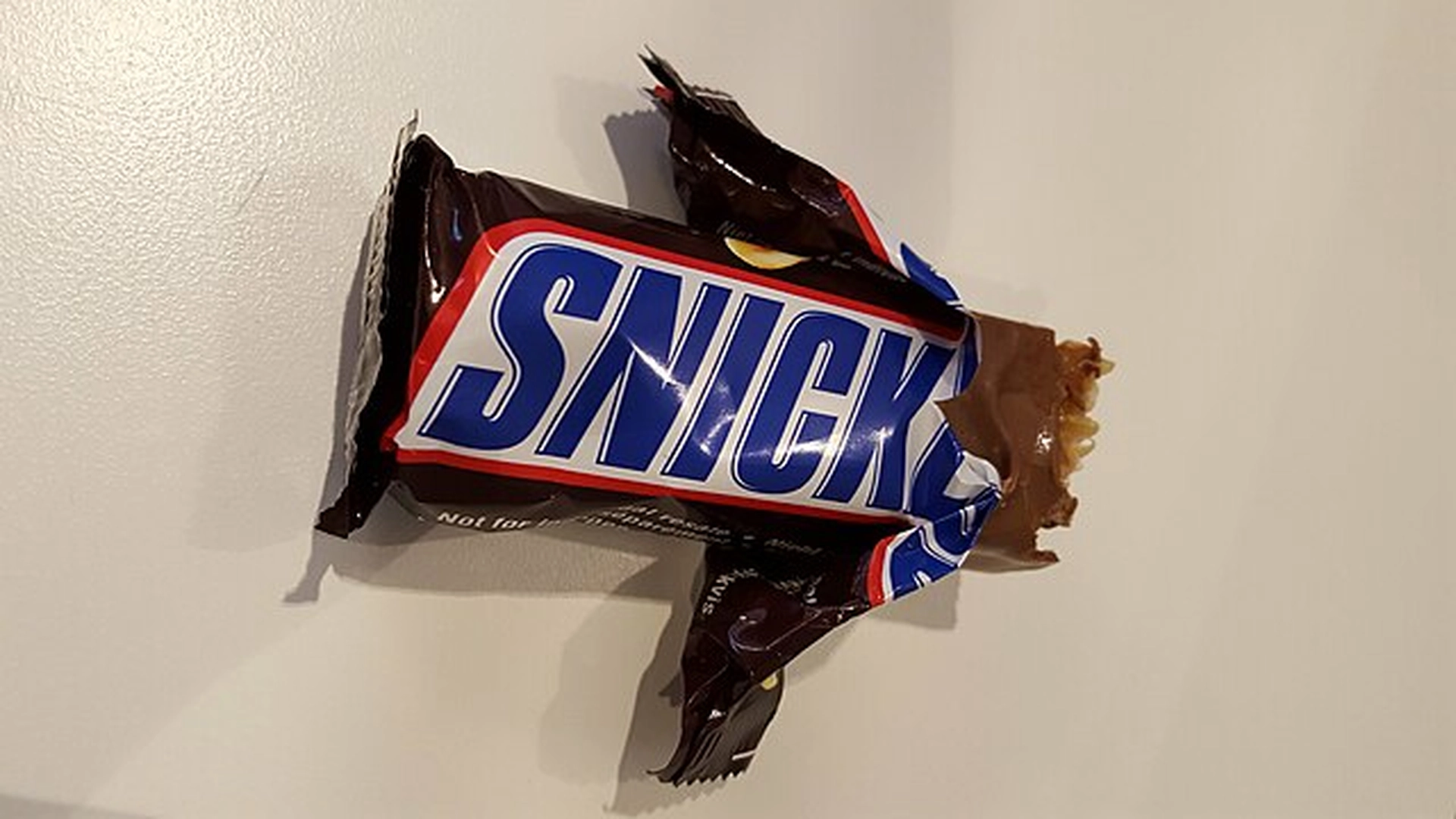 Har du også lurt på det? For første gang innser Snickers-elskere det