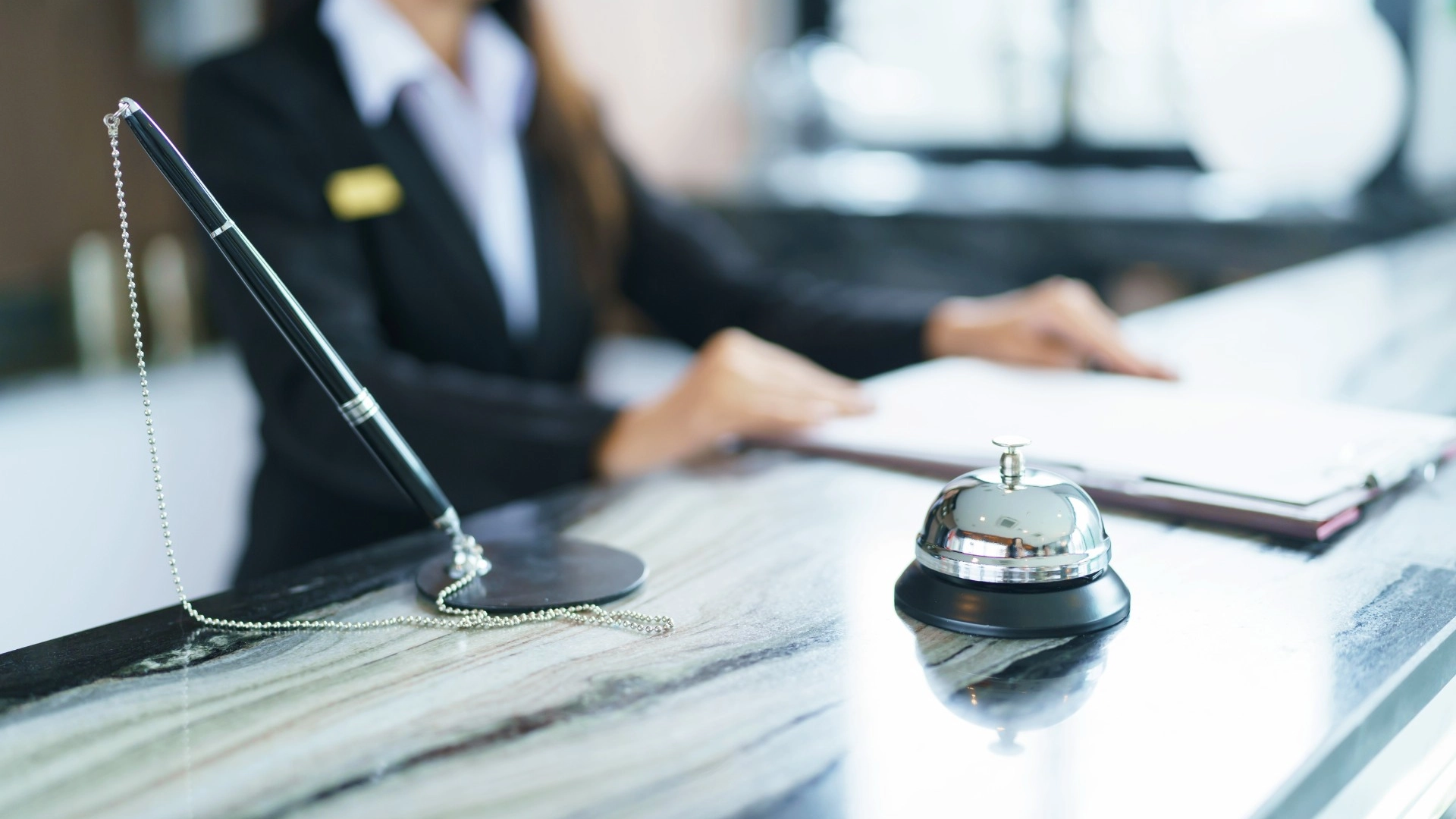 Hotellresepsjonist avslører: Her er 8 ting du aldri bør gjøre på et hotell