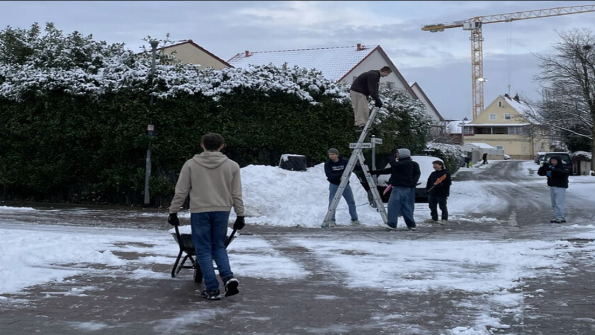 10 unge gutter kjedet seg – så de valgte å lage en skulptur som vakte oppsikt i byen
