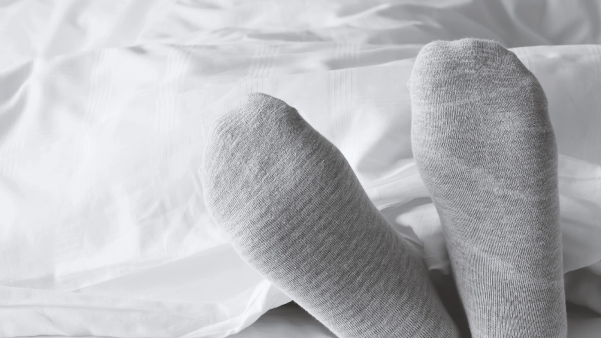 Hell det i en bolle og tilsett varmt vann: Sokkene blir hvite igjen på kort tid