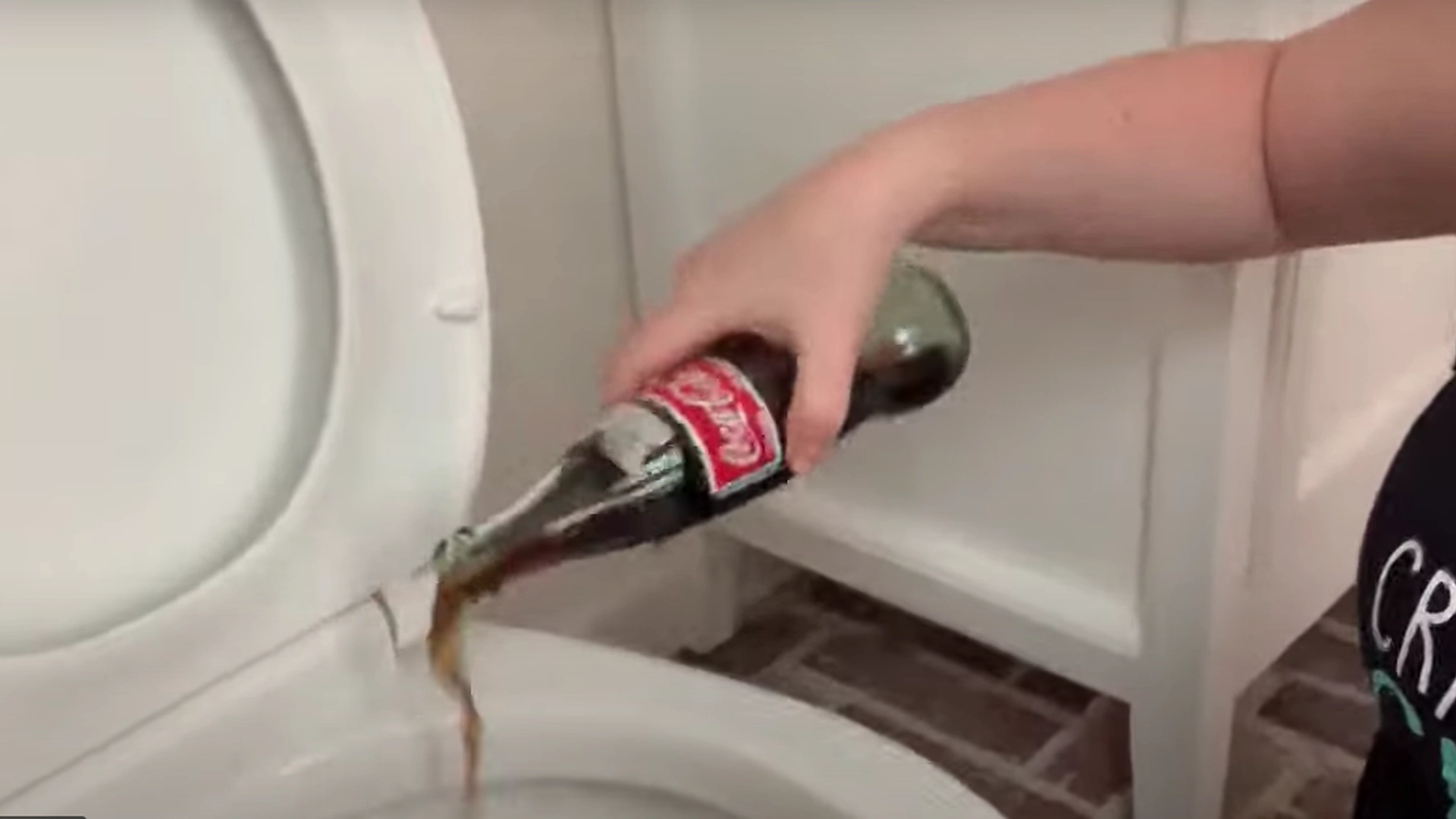 Hun heller Coca-Cola i toalettet: Resultatet er utrolig