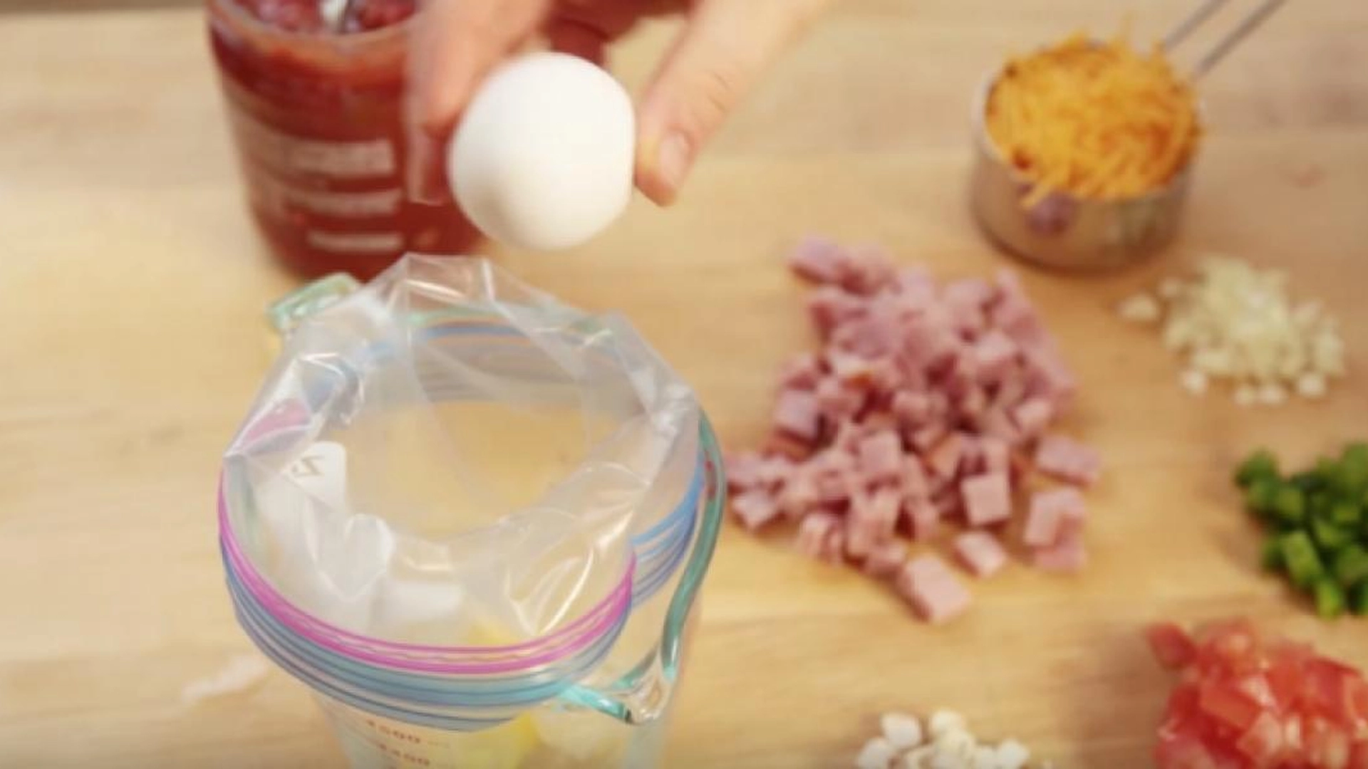 Hun legger to egg i en frysepose – noen minutter senere er det en deilig frokost