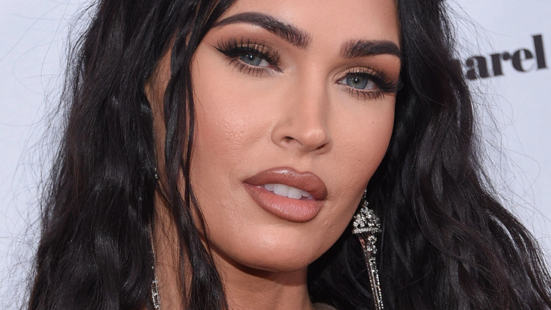 Megan Fox deler frekke bilder iført gjennomsiktig kjole: Ingenting er overlatt til fantasien