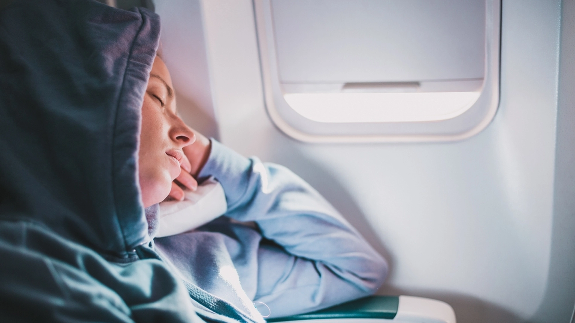 Du bør aldri lene hodet mot flyvinduet når du sover: Her er grunnen