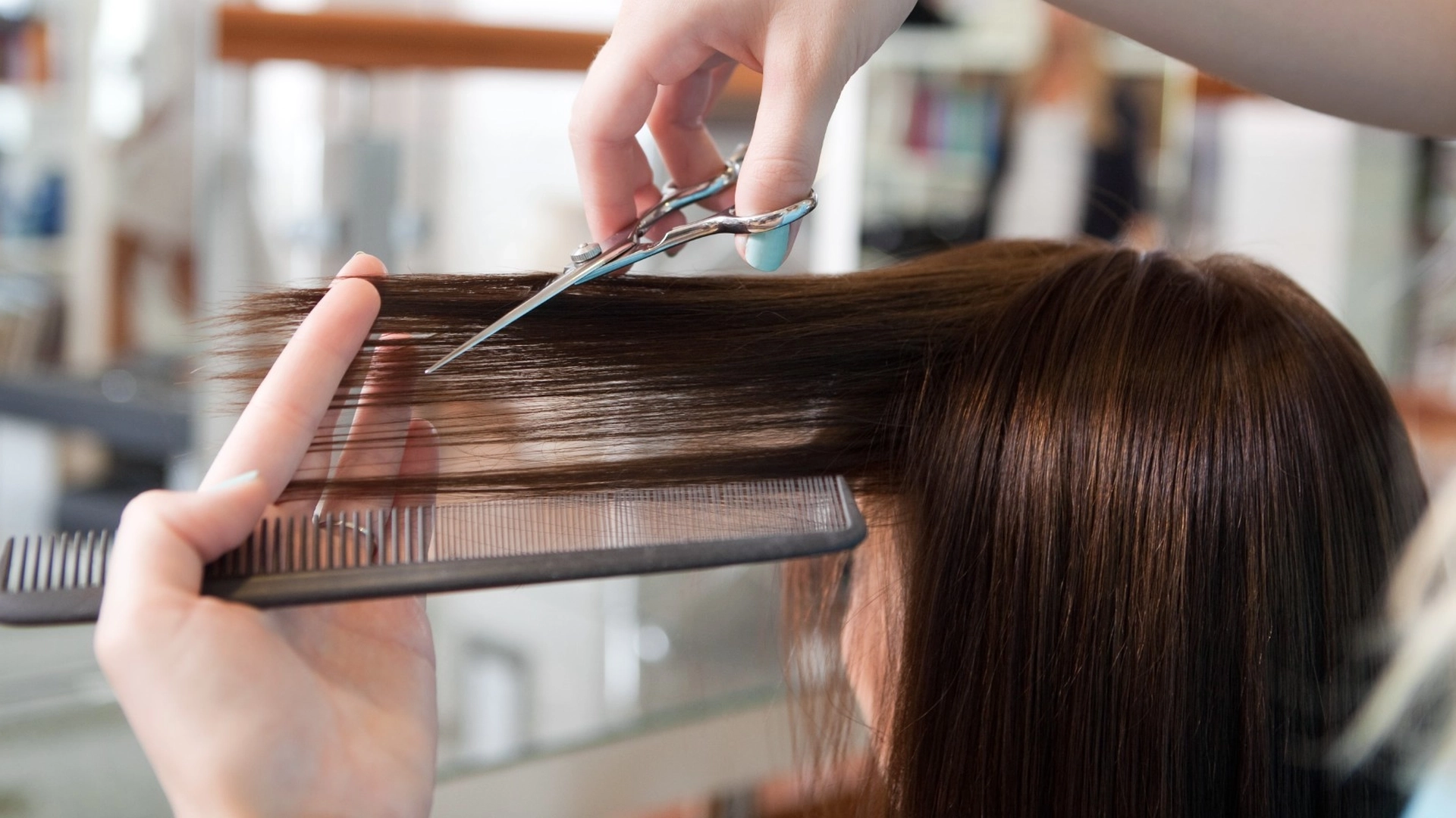 Makeupartister avslører: Unngå disse 3 hårvanene og se 10 år yngre ut