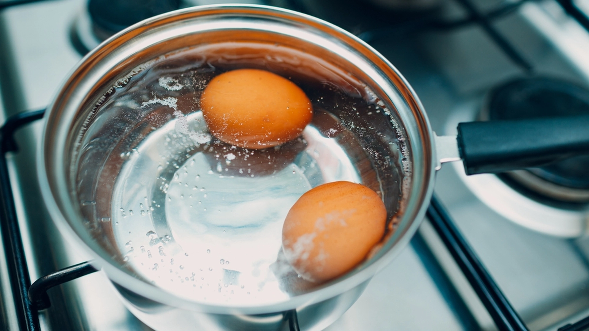 Kast aldri vannet etter å ha kokt egg: Bruk det i stedet til dette geniale formålet