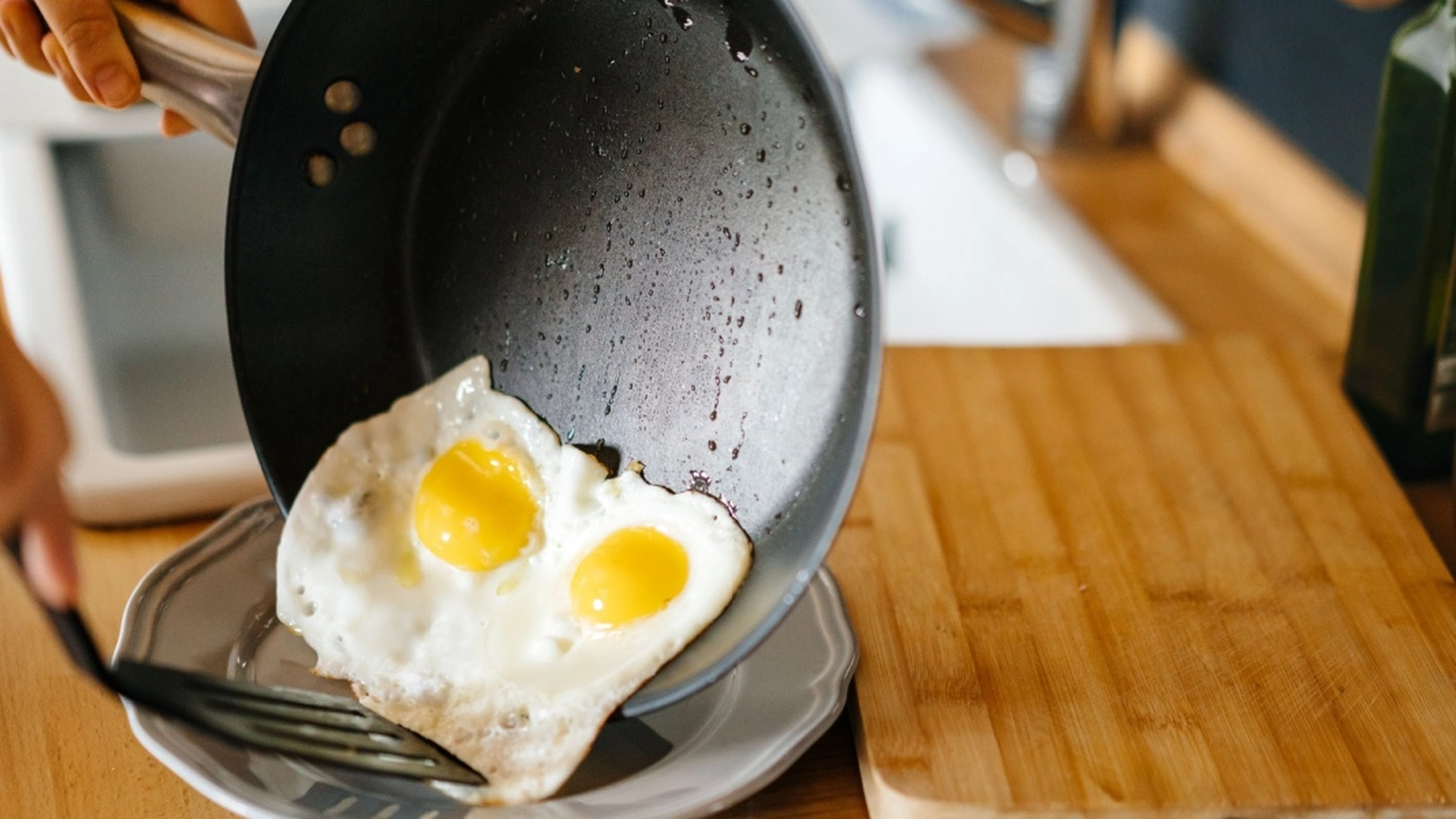 De stekte eggene dine blir sprø og fulle av smak hvis du tilsetter denne ene ingrediensen
