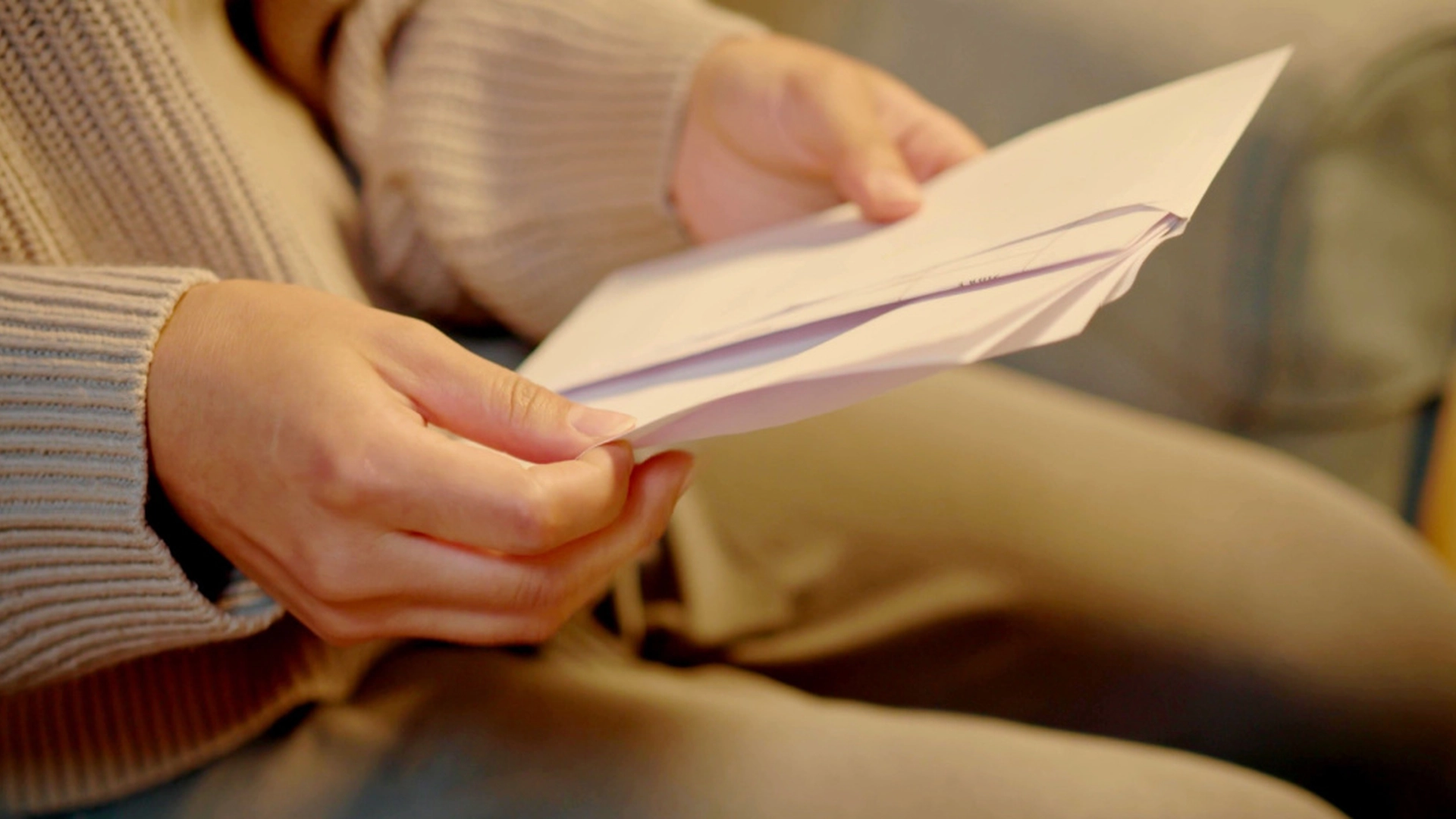 Kvinne får bursdagskort: Når hun åpner kortet, får hun et stort sjokk