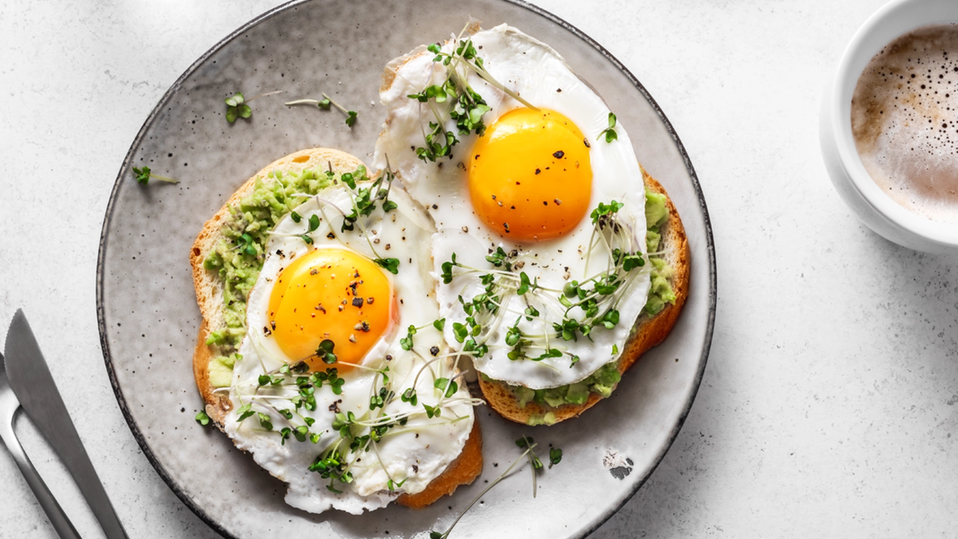 Langt raskere enn pannen: Slik lager du enkelt deilige stekte egg i mikrobølgeovnen