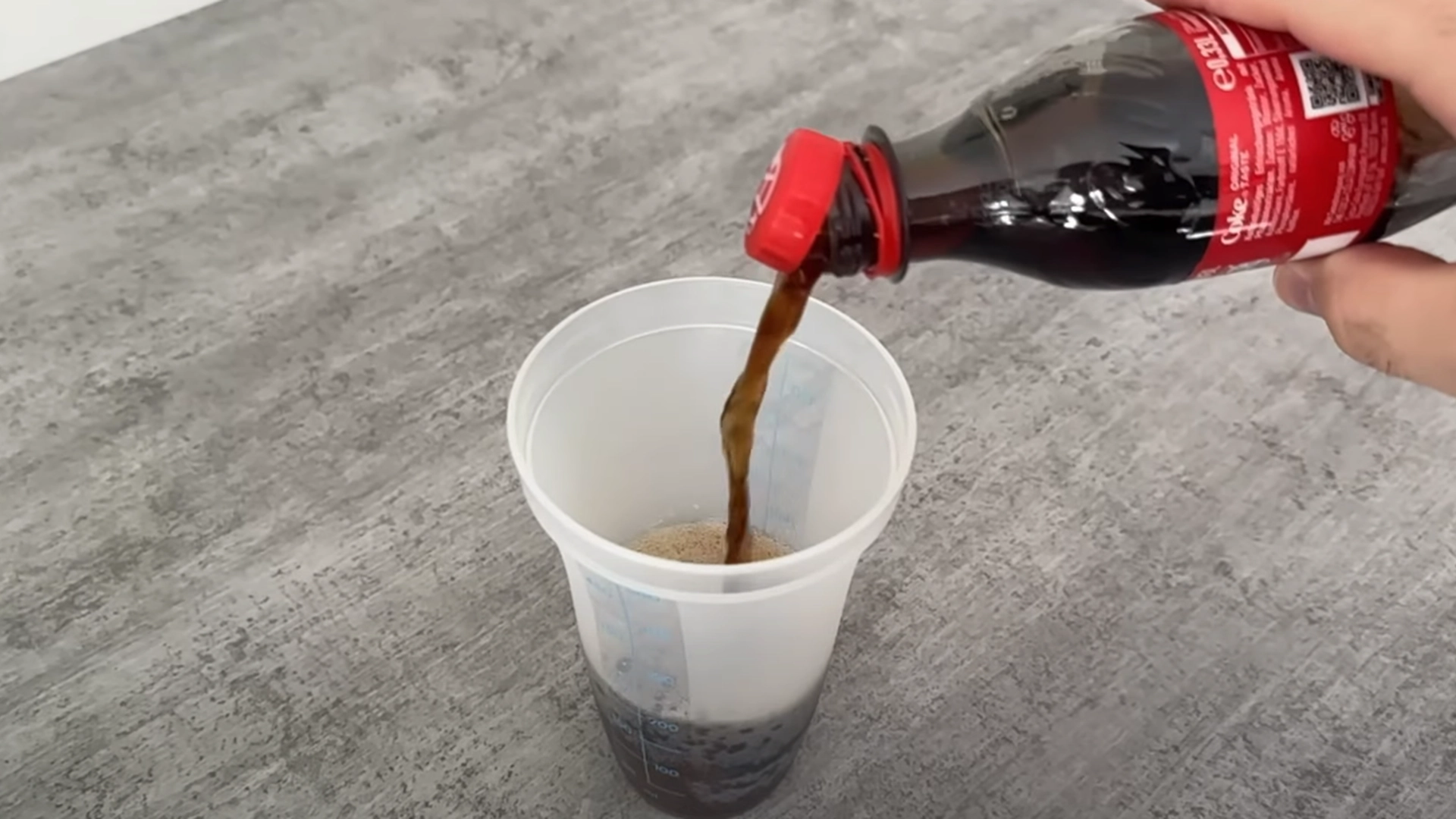 Han blander cola, eddik og en uventet ingrediens: se magien skje