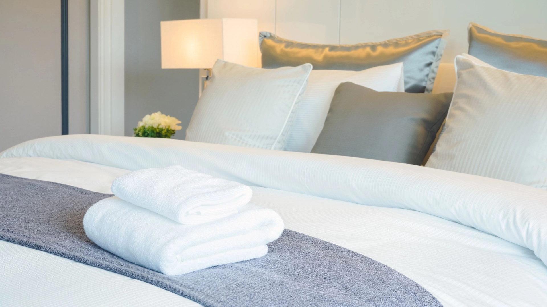 Ekspert avslører: Derfor du alltid må fjerne putene på hotellrommet