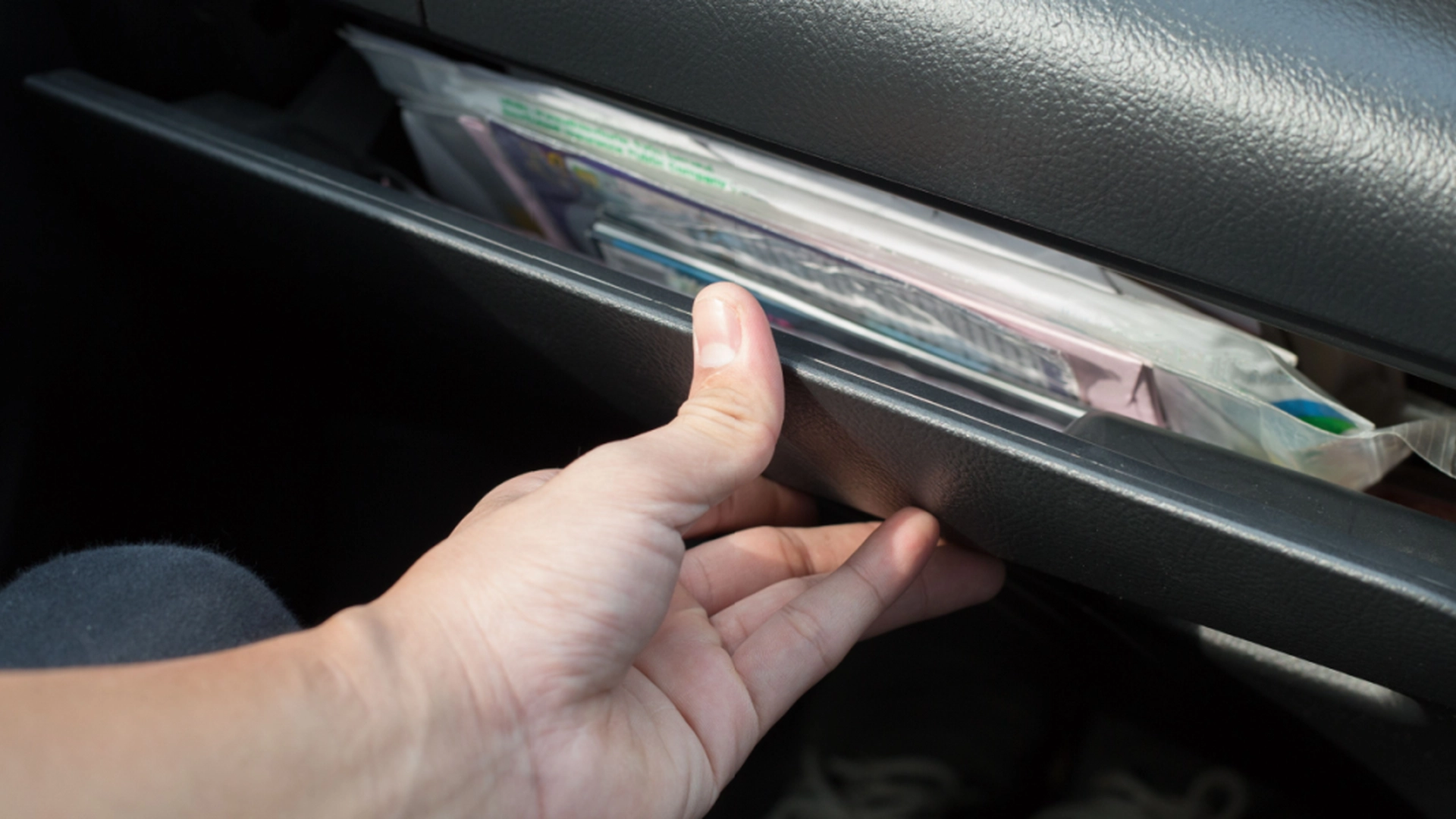 Tyvene har funnet et nytt mål: La aldri dette ligge i hanskerommet på bilen